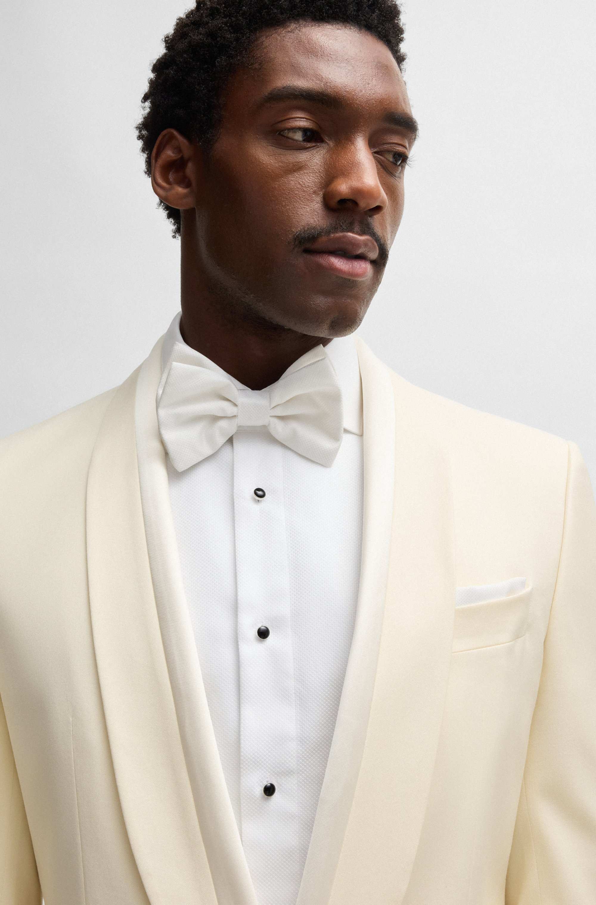 Pre-tied bow tie with jacquard structure