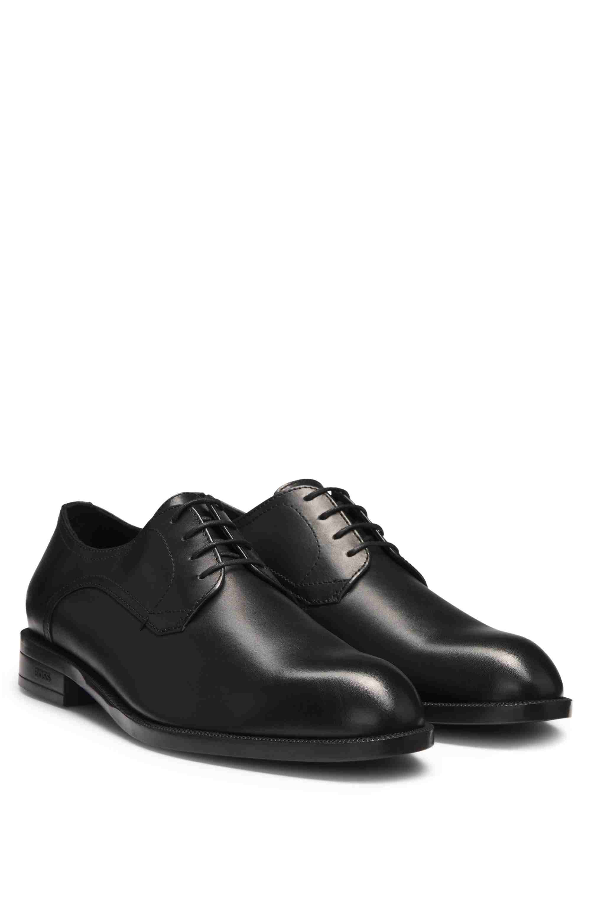Derby shoes in leather with double stitching