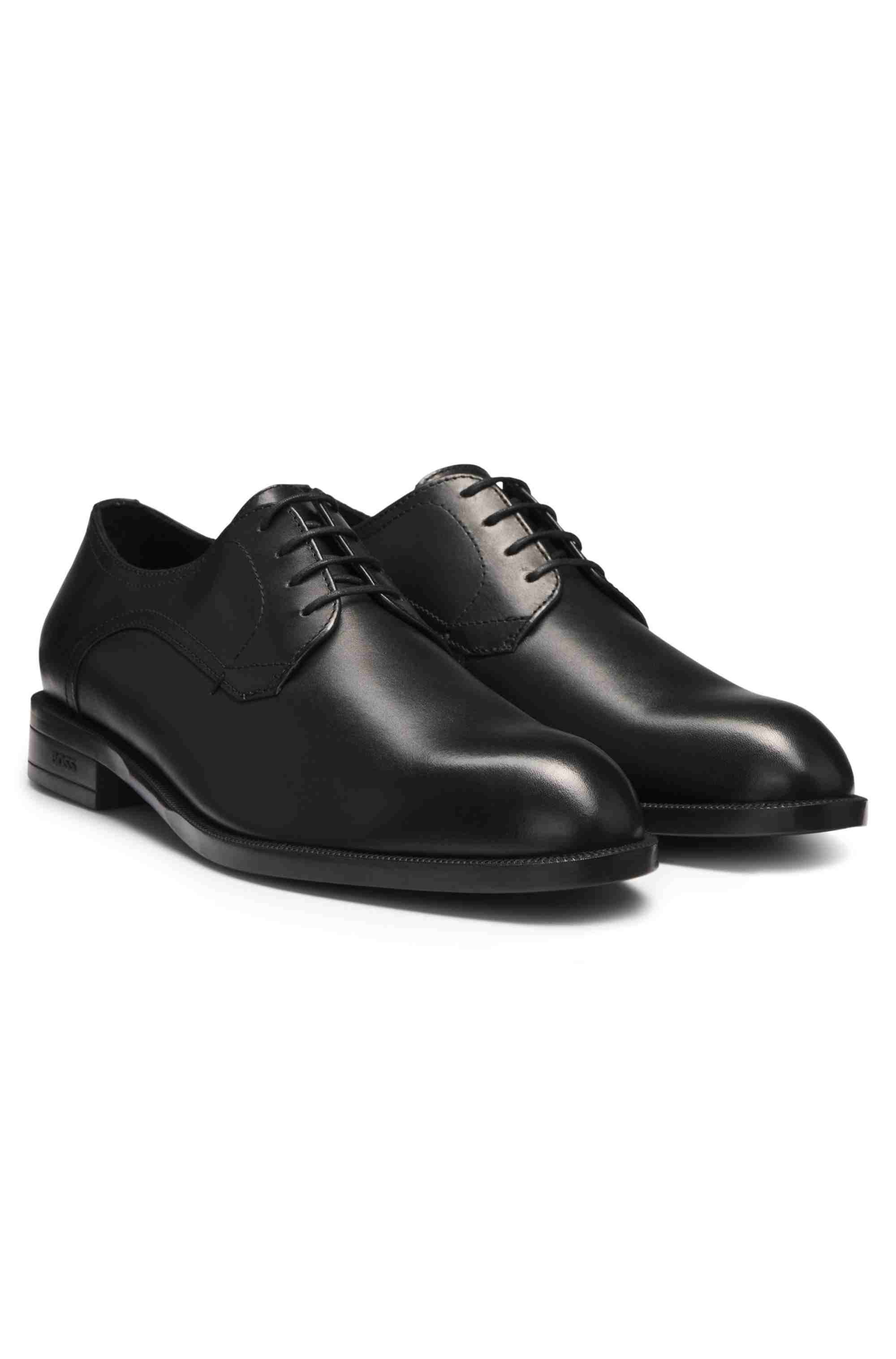 Derby shoes in leather with double stitching