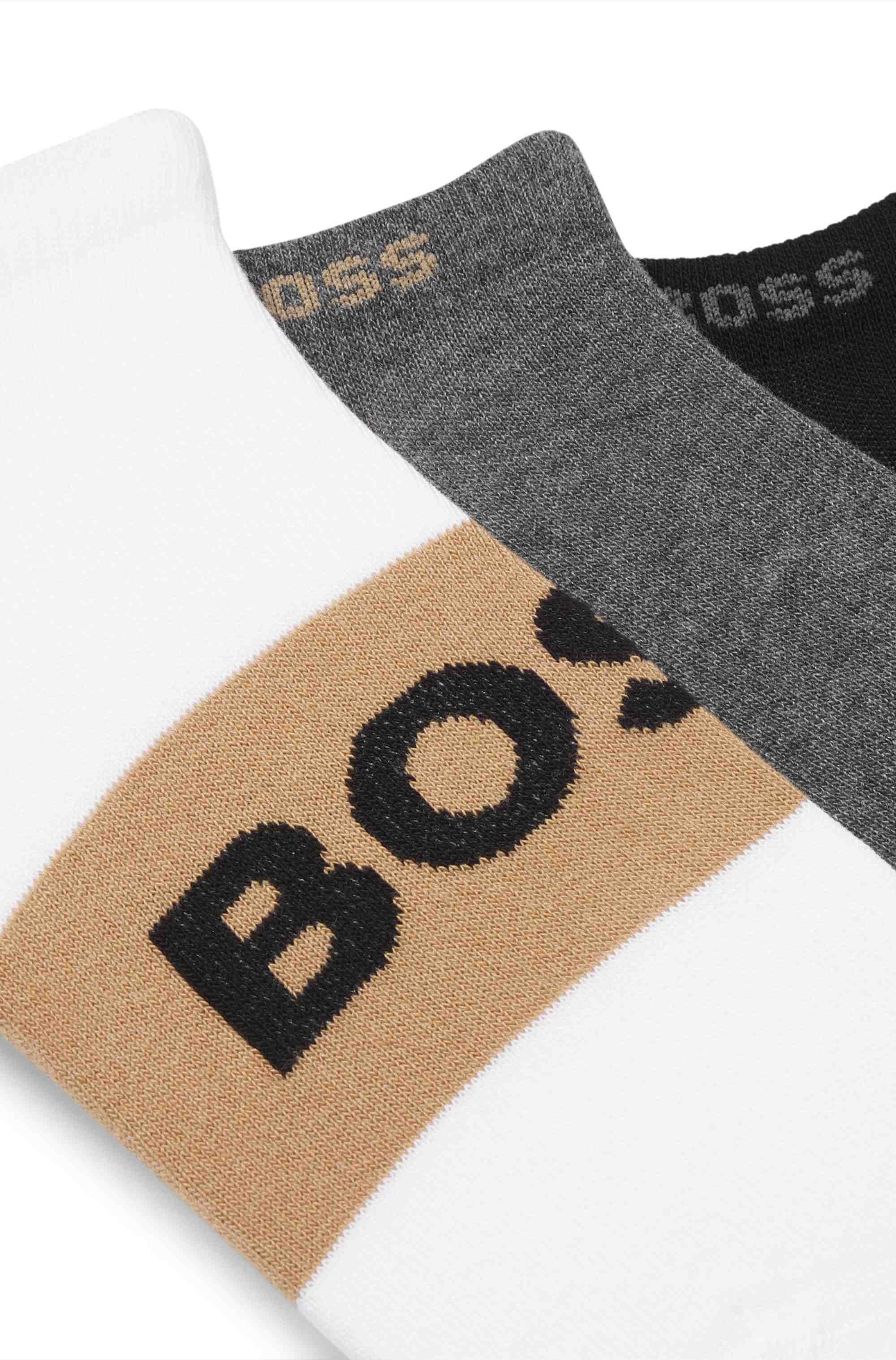 Three-pack of ankle-length socks in a cotton blend