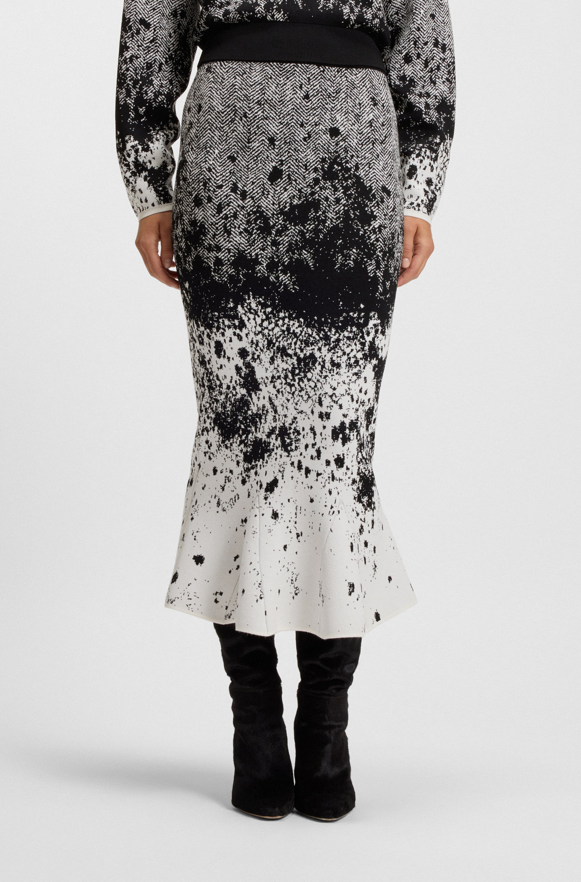 Knitted tulip skirt in lustrous stretch fabric