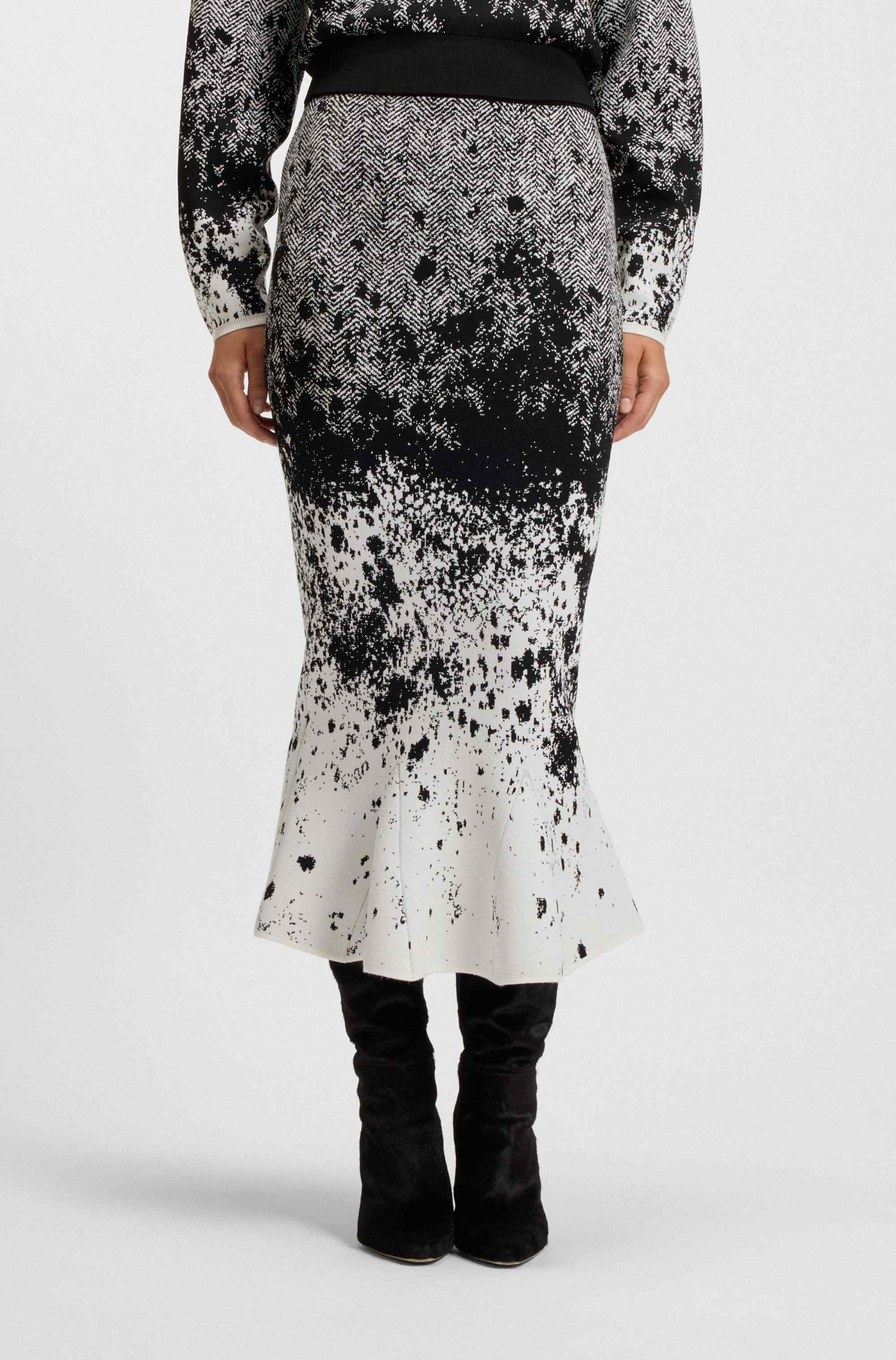 Knitted tulip skirt in lustrous stretch fabric