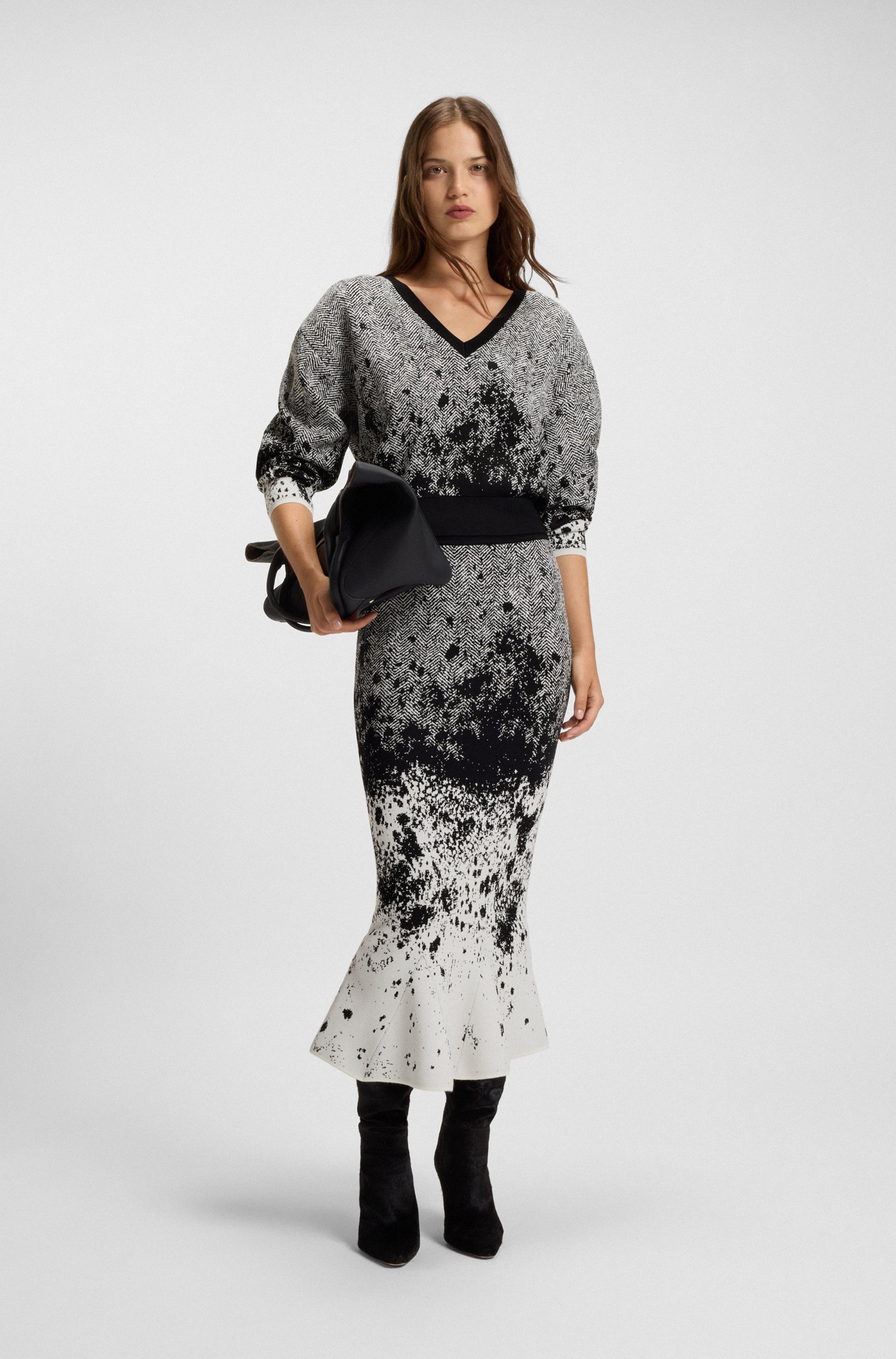 Knitted tulip skirt in lustrous stretch fabric