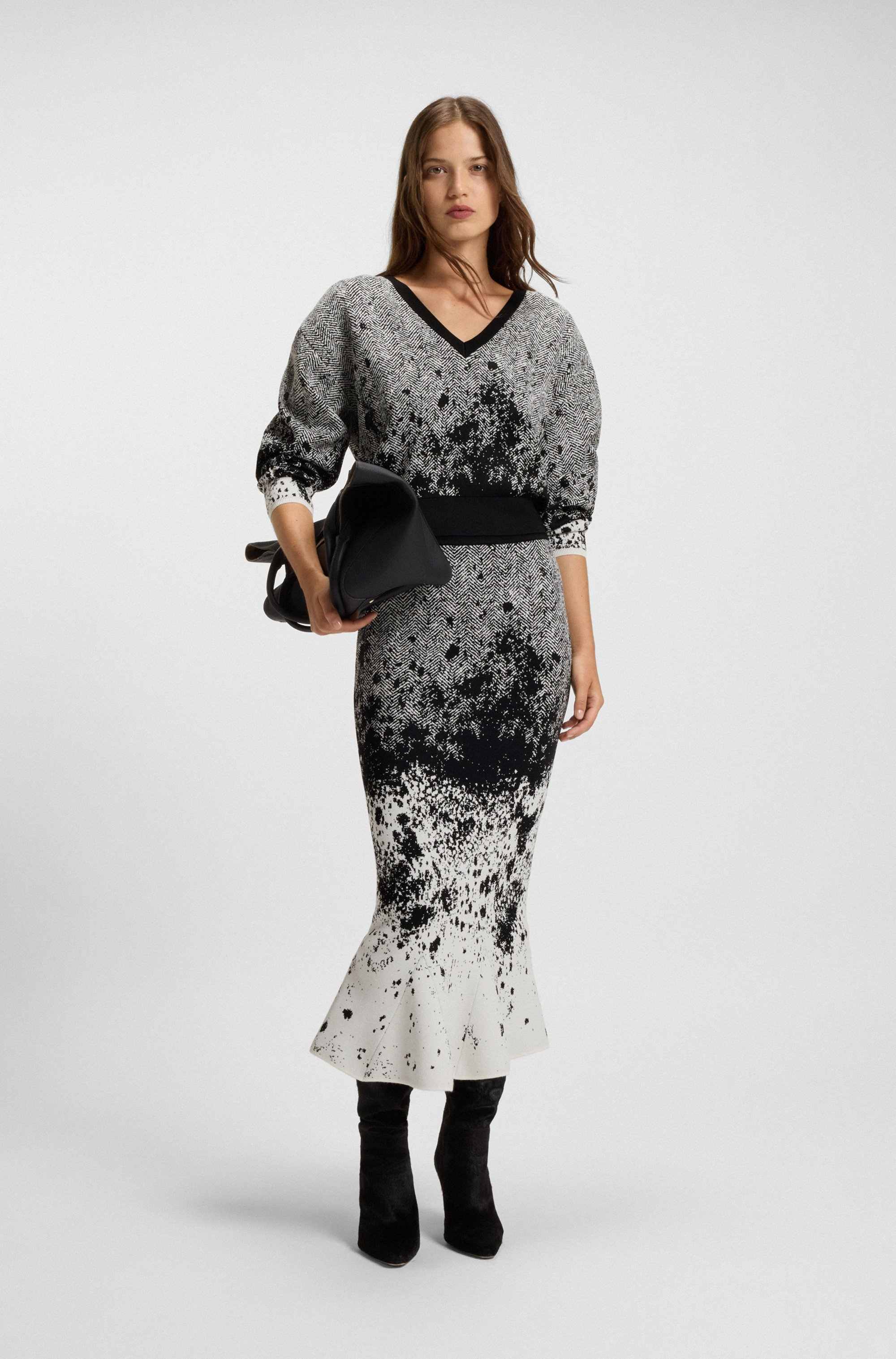 Knitted tulip skirt in lustrous stretch fabric