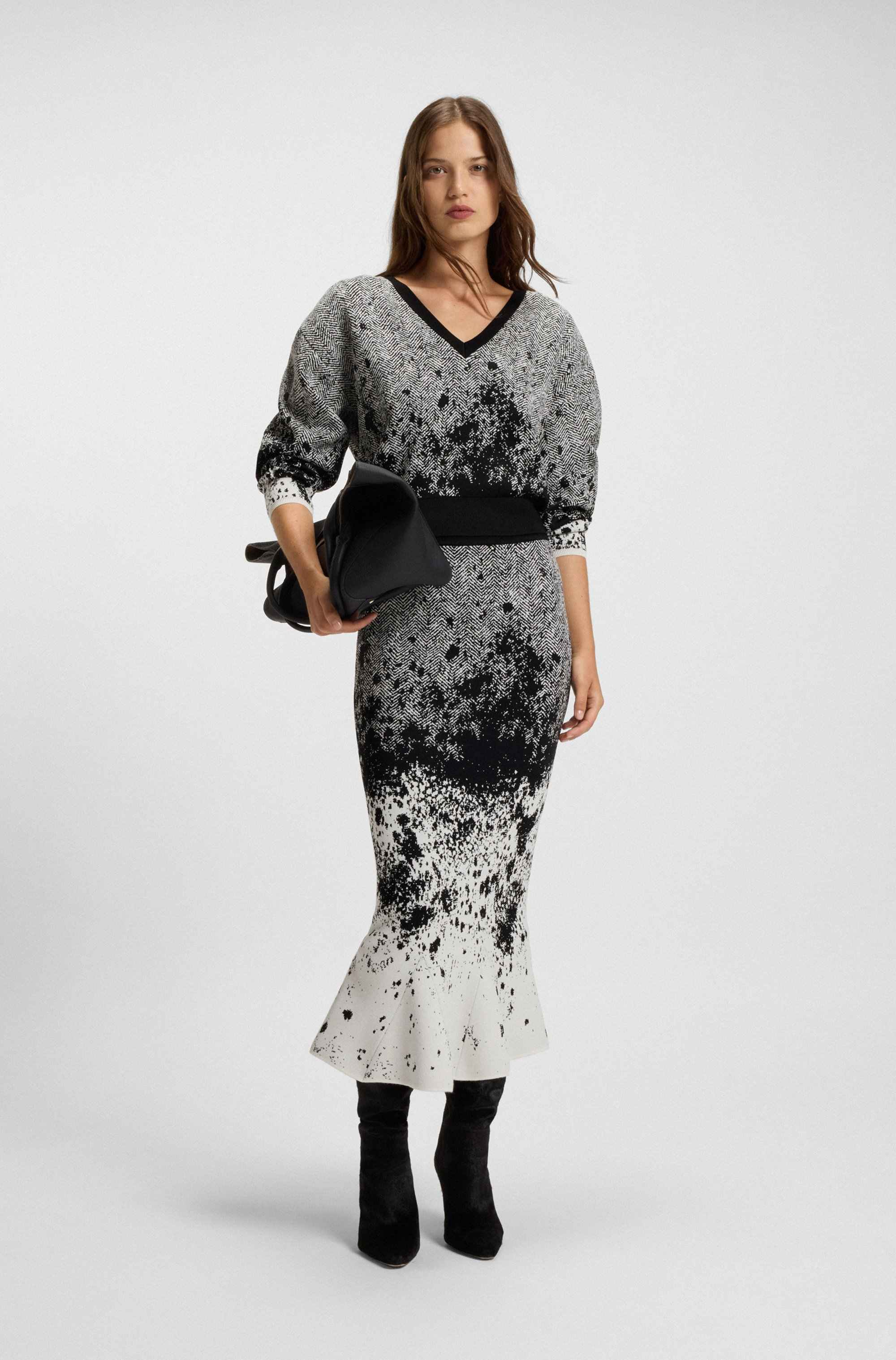 Cropped V-neck sweater in stretch fabric