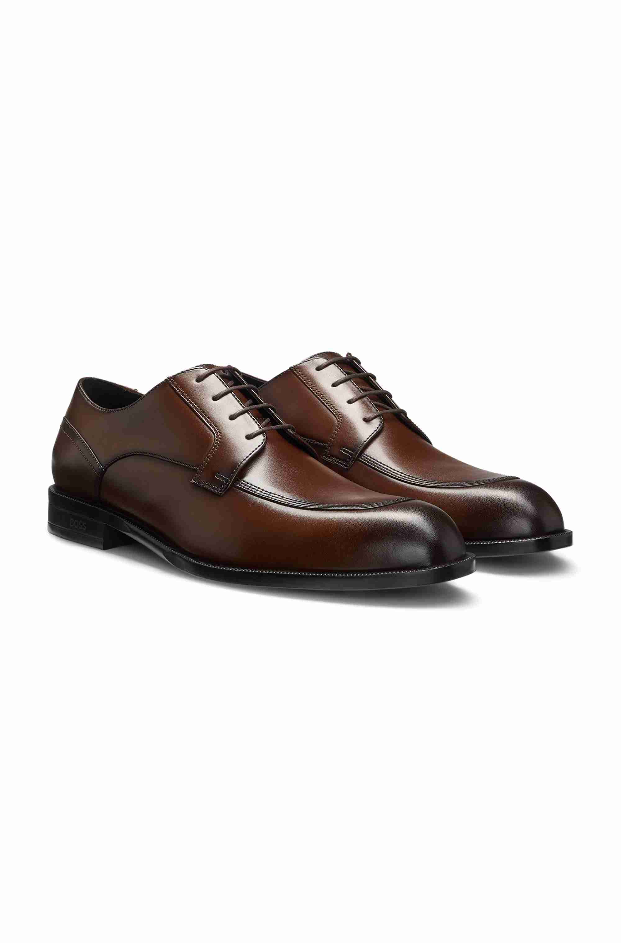 Derby shoes in leather with durable outsole