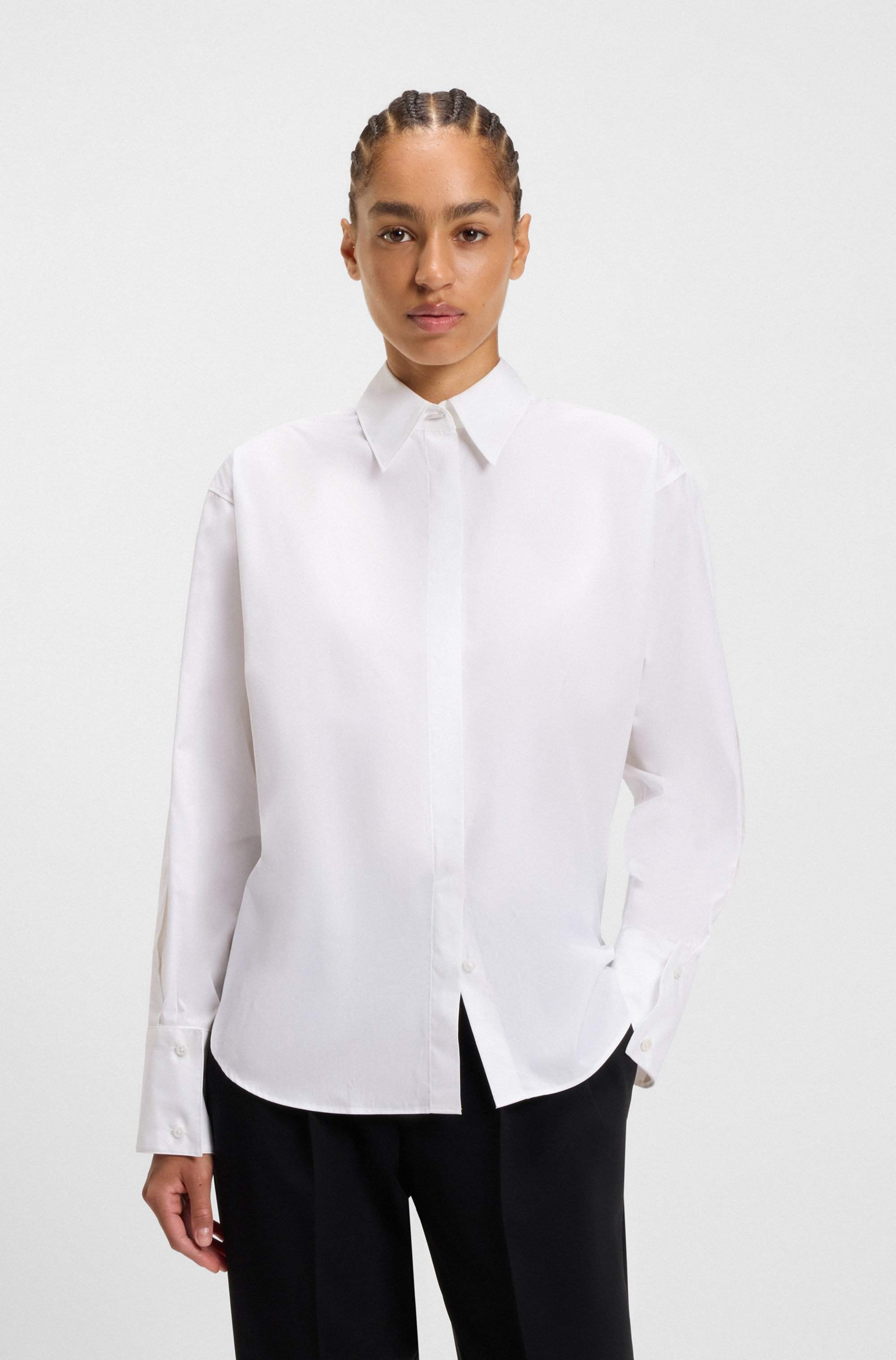 Relaxed-fit blouse in cotton with half-buttoned sleeves