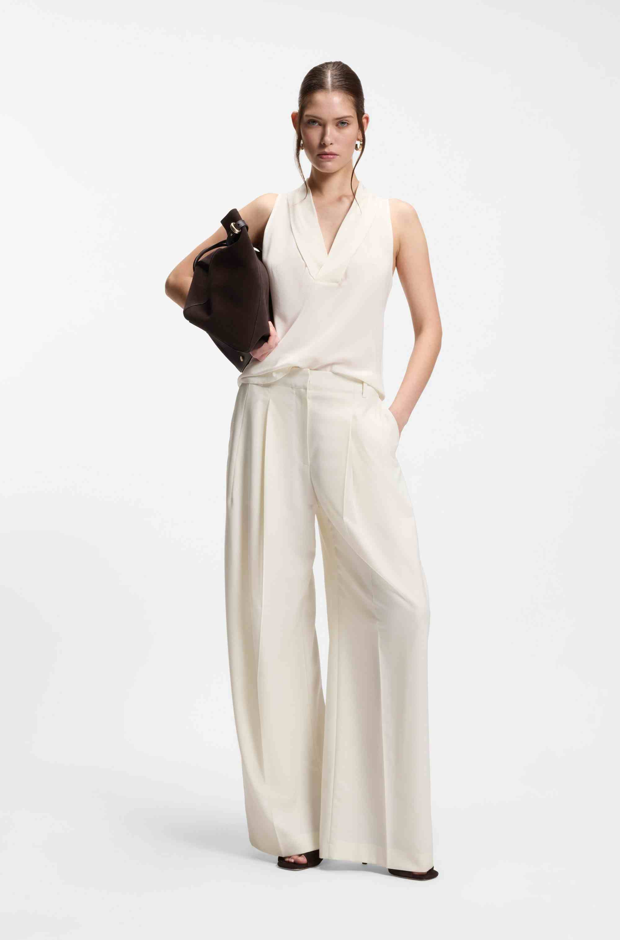 Sleeveless blouse in sandwashed silk with V neckline