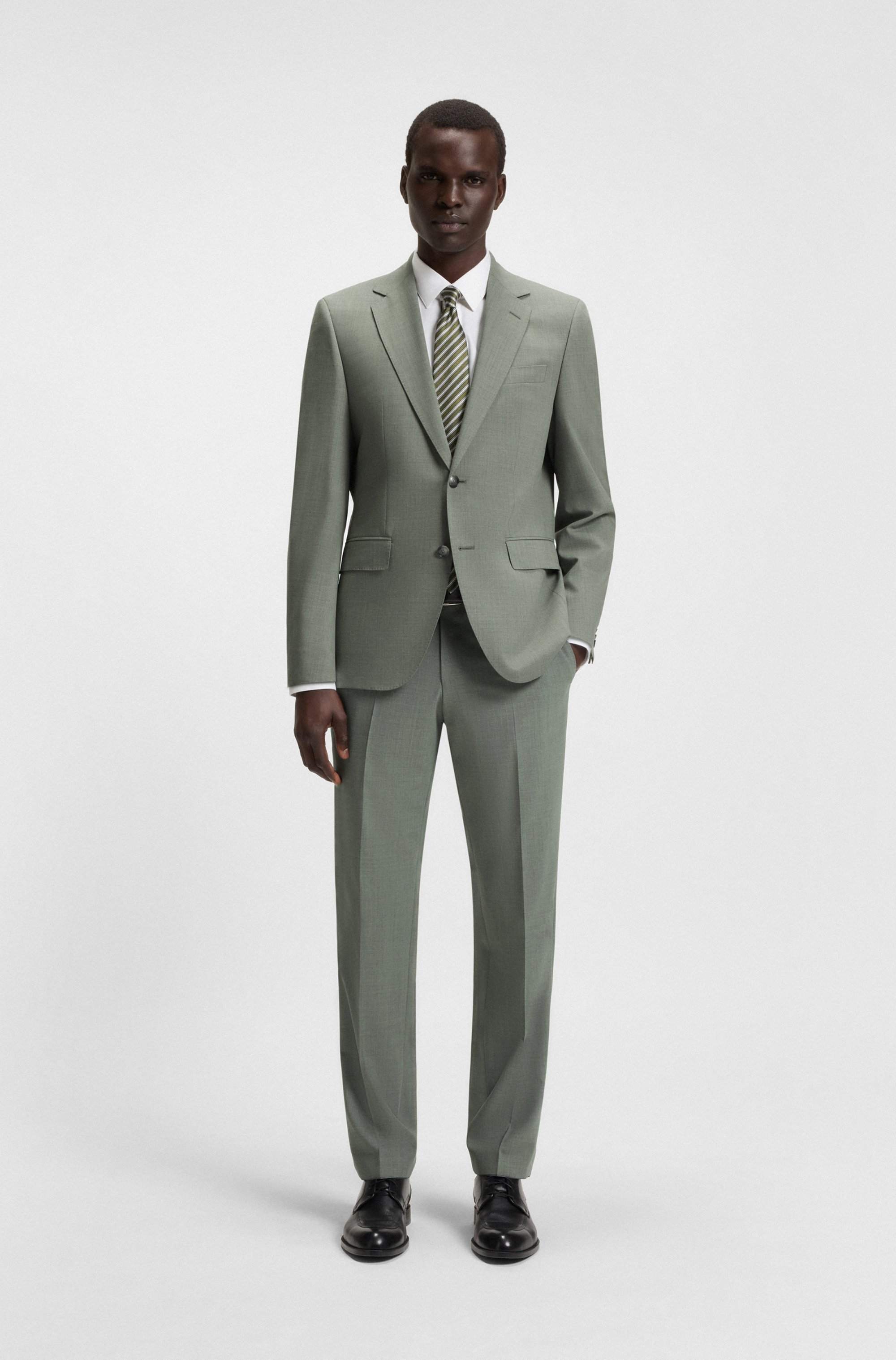 Easy-care suit in stretch cloth with wool
