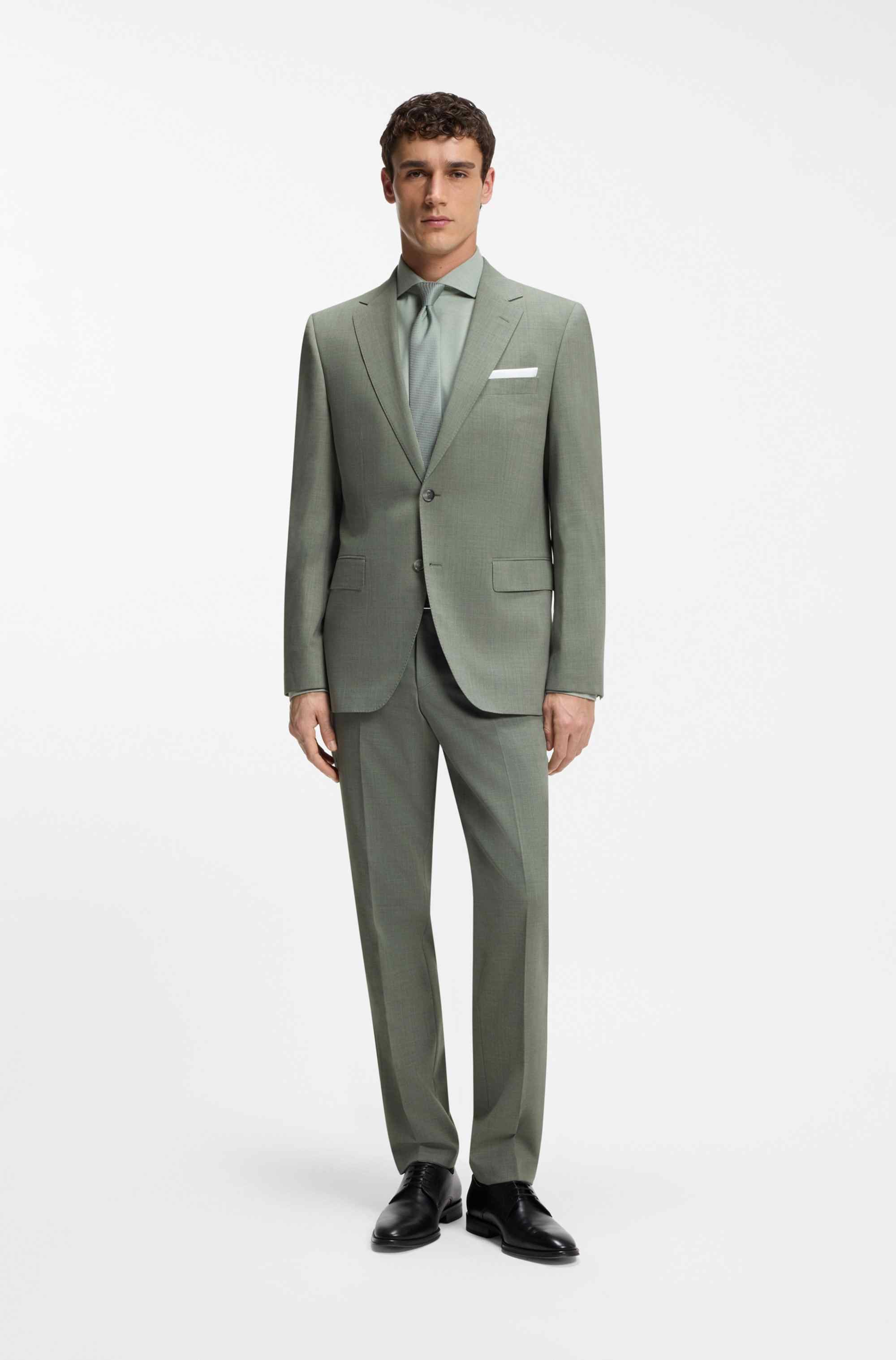 Easy-care suit in stretch cloth with wool