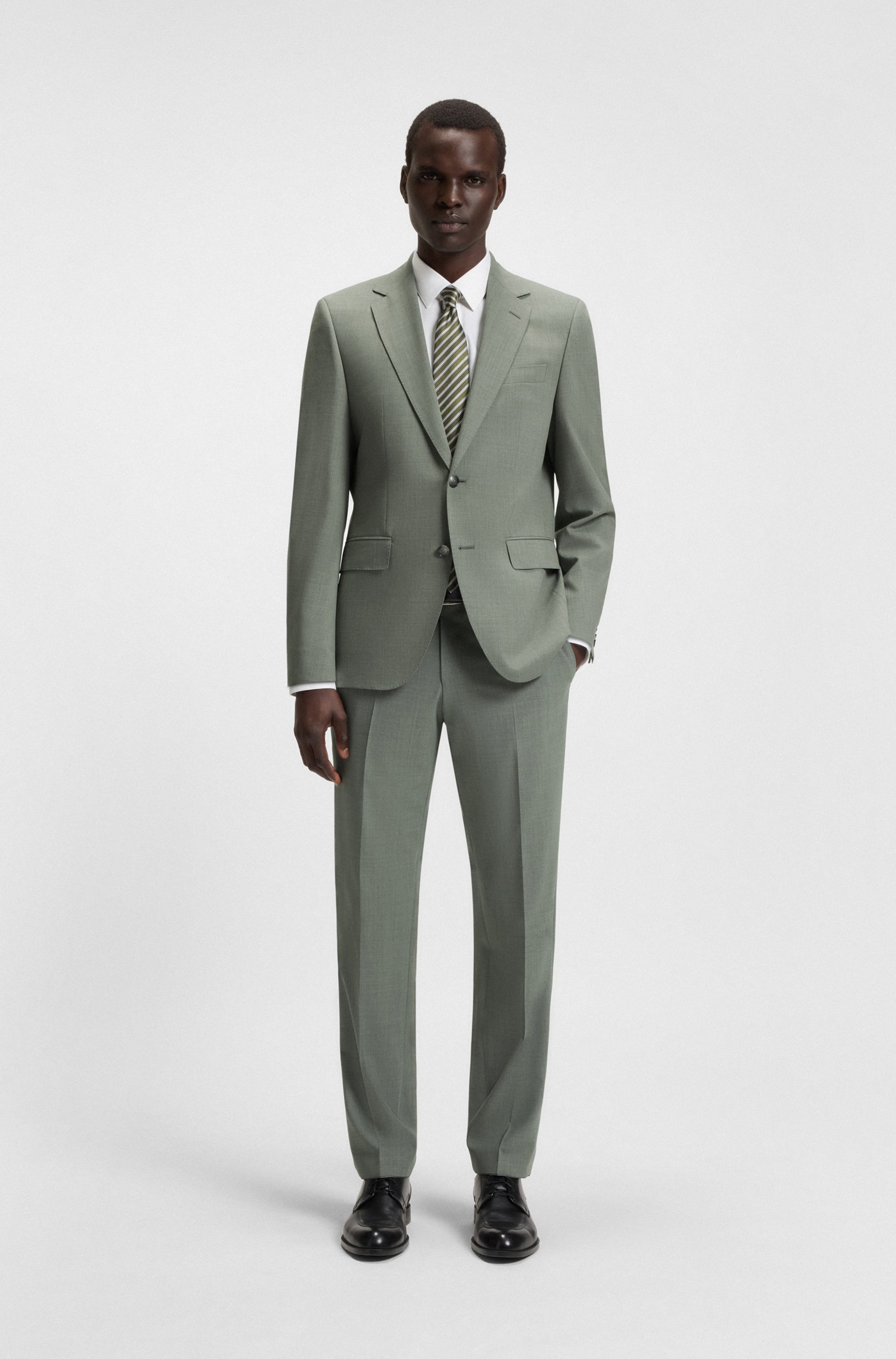Easy-care suit in stretch cloth with wool