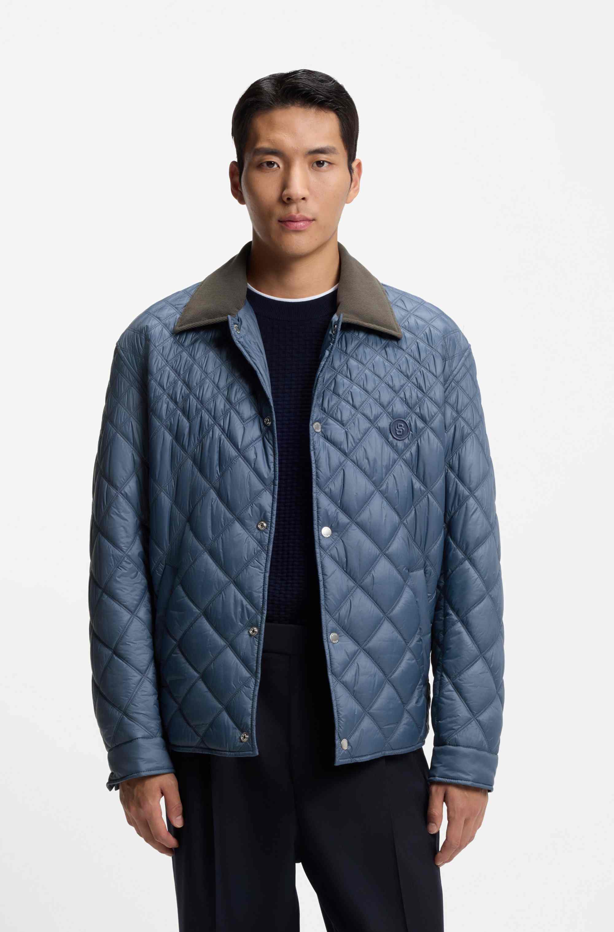 Water-repellent jacket with mixed quilting