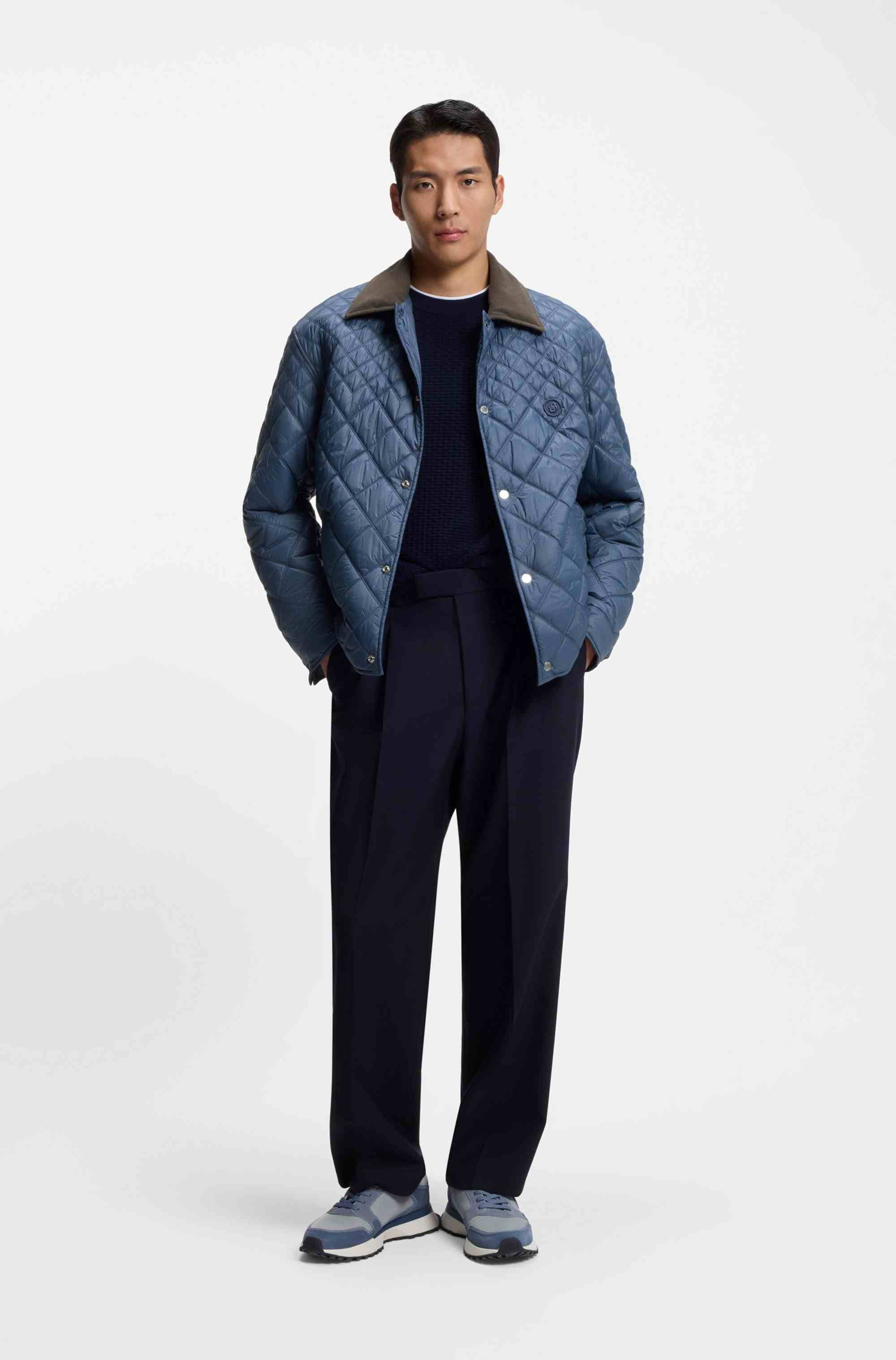 Water-repellent jacket with mixed quilting