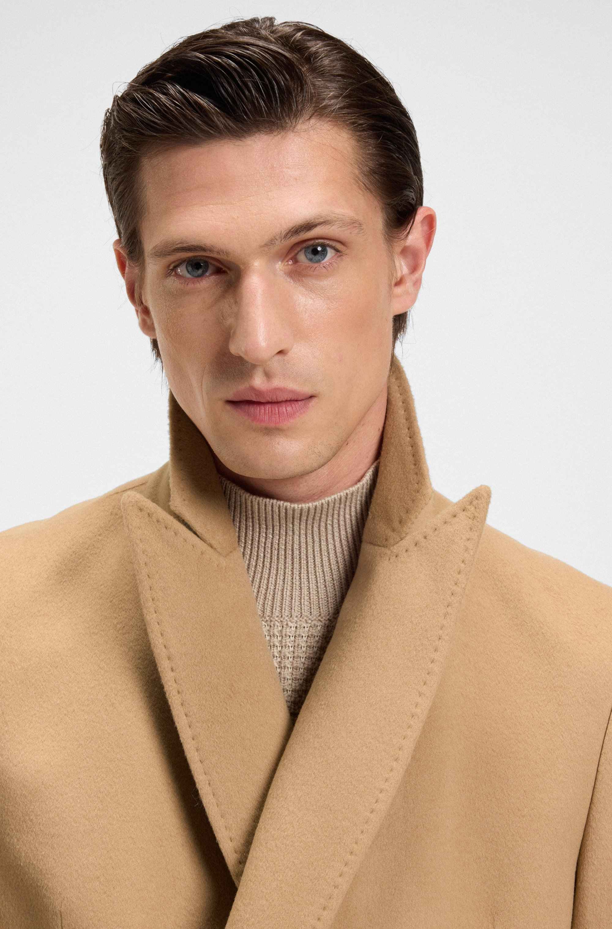 Double-breasted coat in virgin wool and cashmere