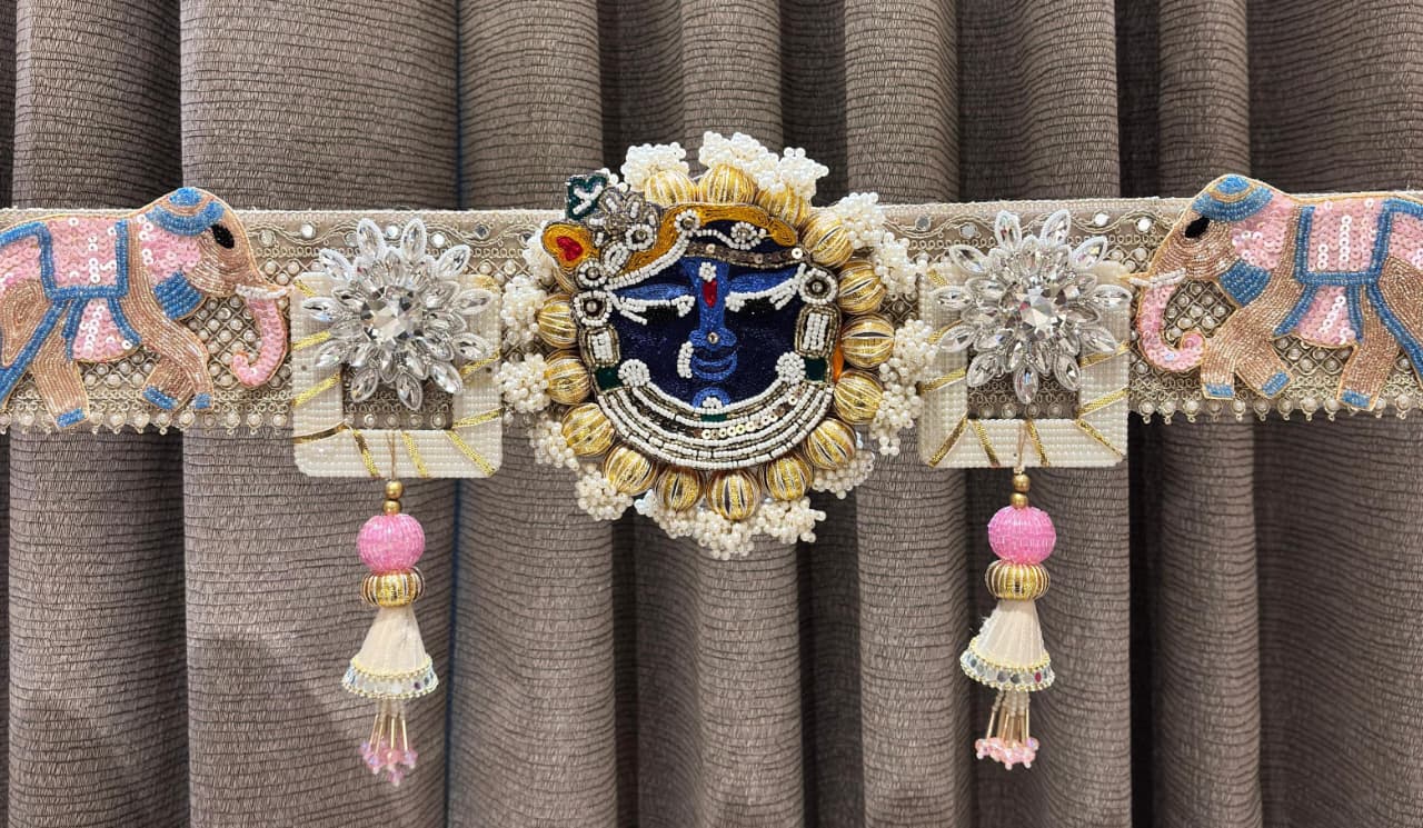 Book Our Prettiest Divine Traditional Shreenathji Bandhanwal now