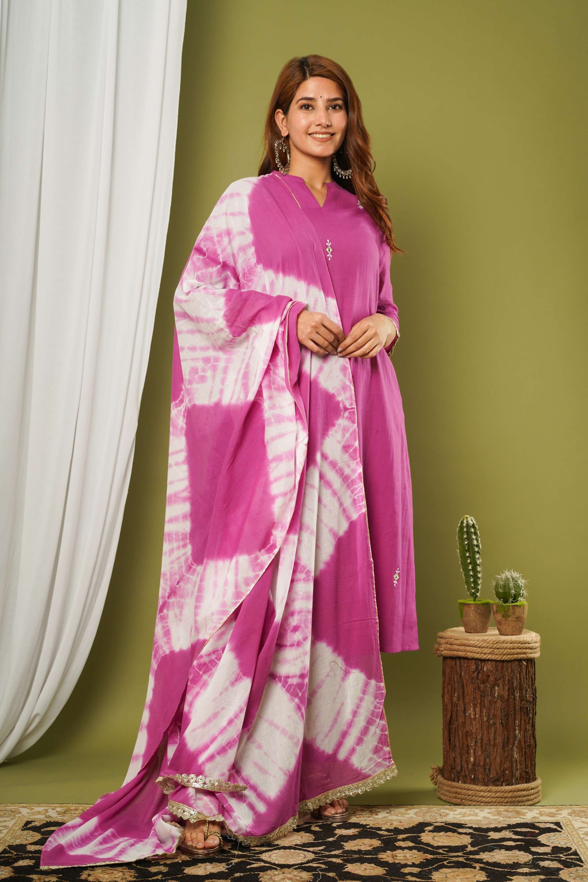 COTTON BANDED COLLAR KURTA SET WITH TIE&DYE DUPATTA AND WITH EMBALLISHED EMBROIDERY