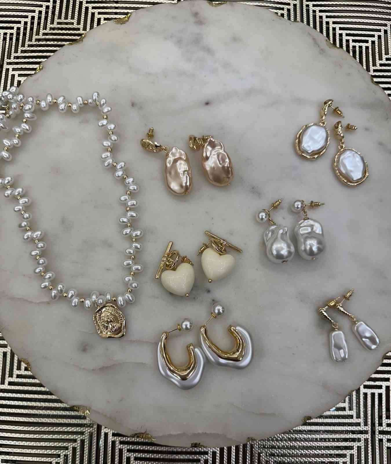 Golden stamp pearl necklace
