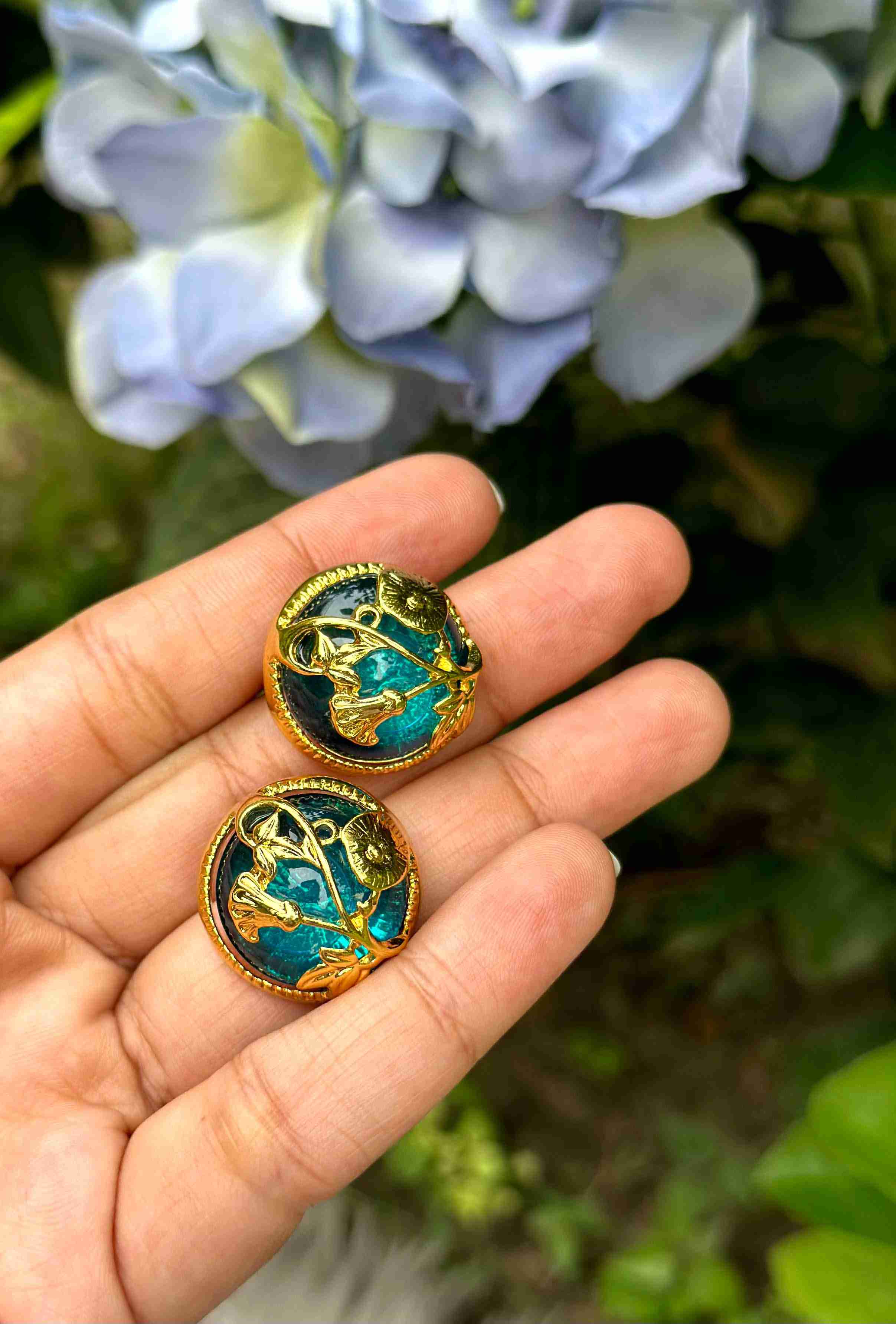 Royal sphere studs