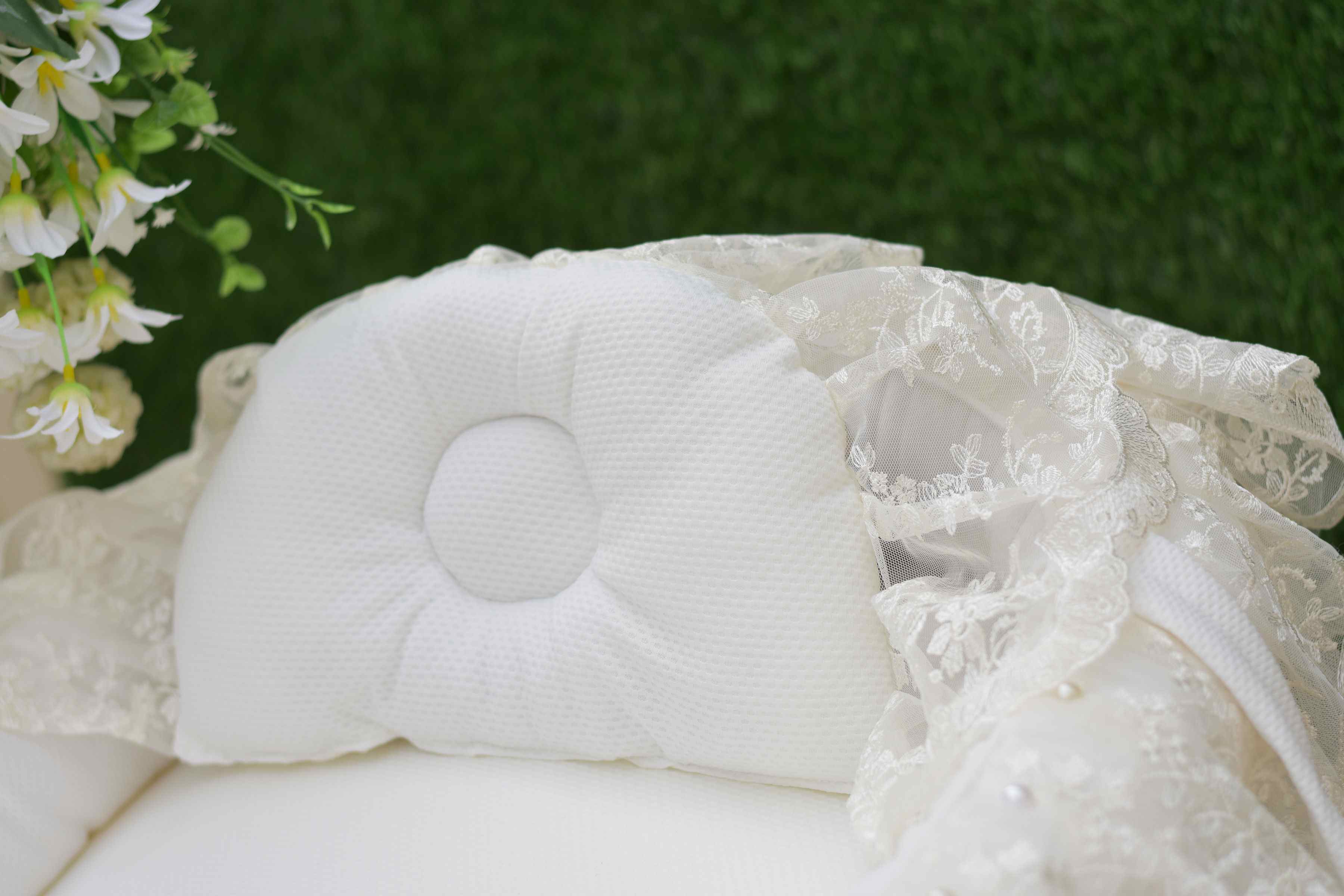 White Shine Den Classic Baby Nest