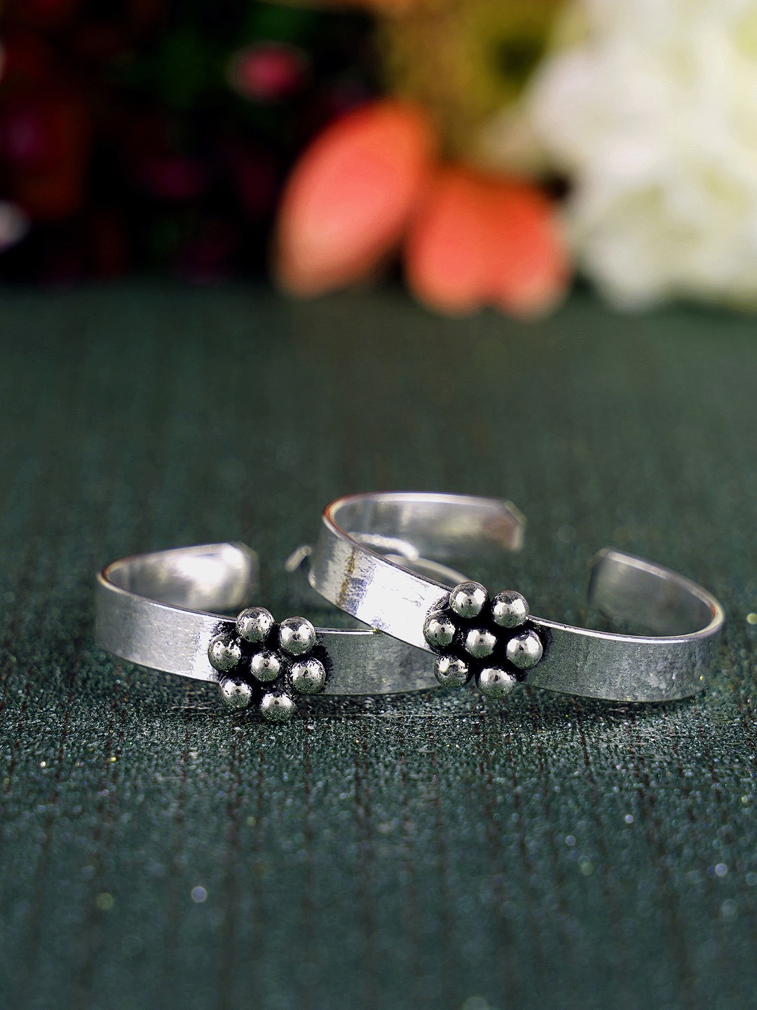 शादी के बाद क्यों पहनी जाती है बिछिया | significance of wearing silver toe  ring | HerZindagi