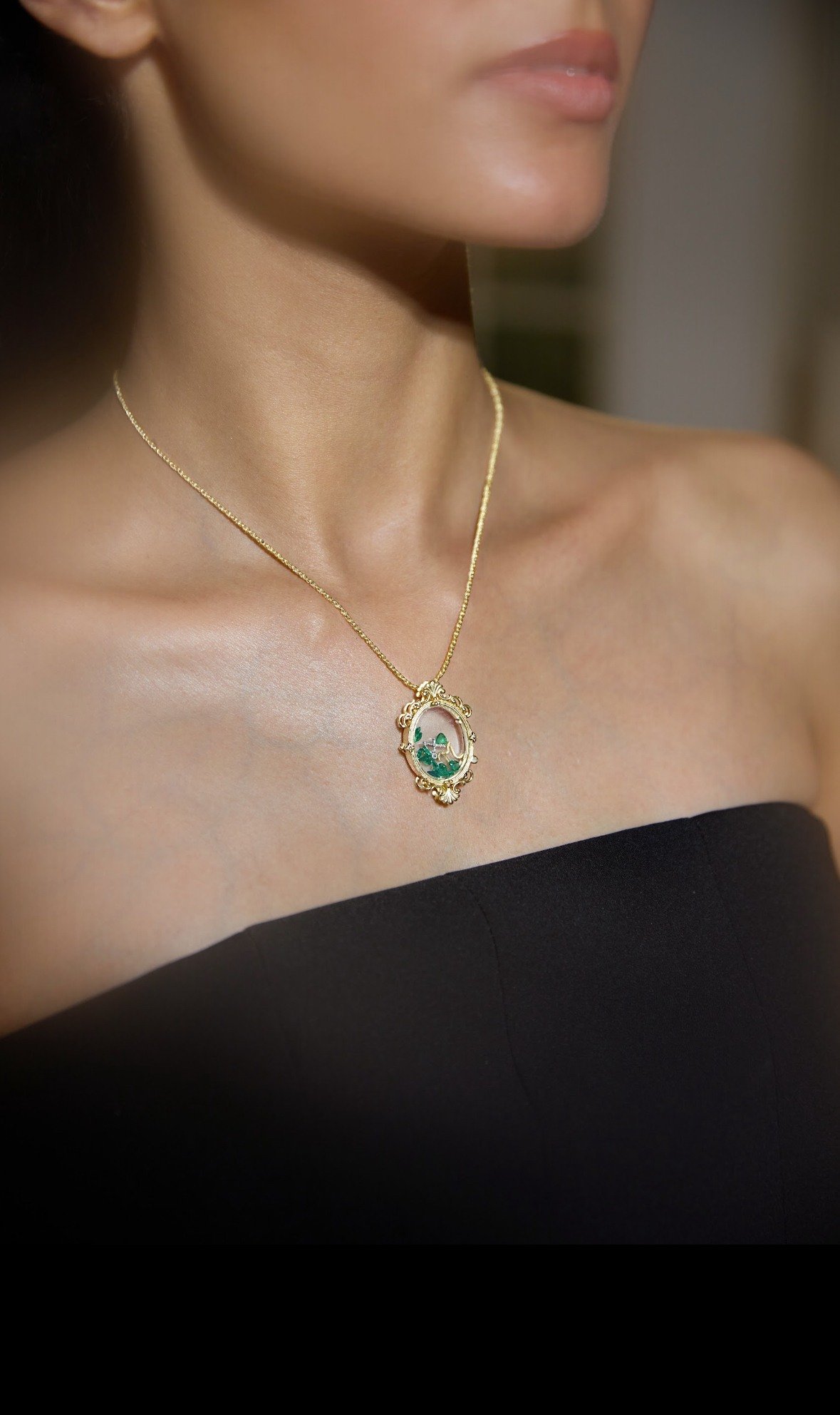 Treasure Memory Crest Pendant Necklace