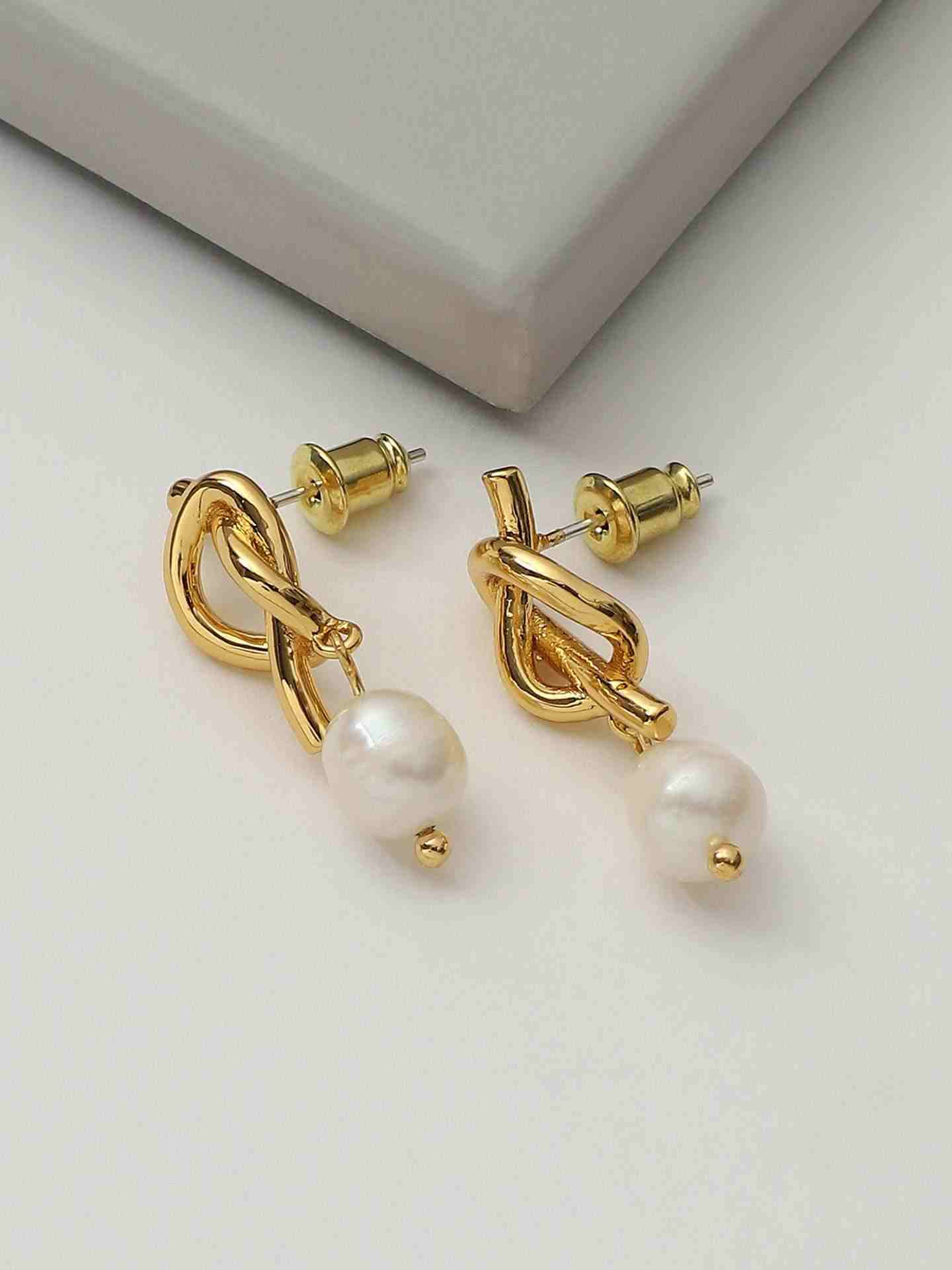 https://cdn.fynd.com/v2/falling-surf-7c8bb8/fyprod/wrkr/products/pictures/item/free/original/label-ritu-kumar/EARBRS01H22191012-GOLD/0/KcEqUZmyMi-410361892001_1.jpg