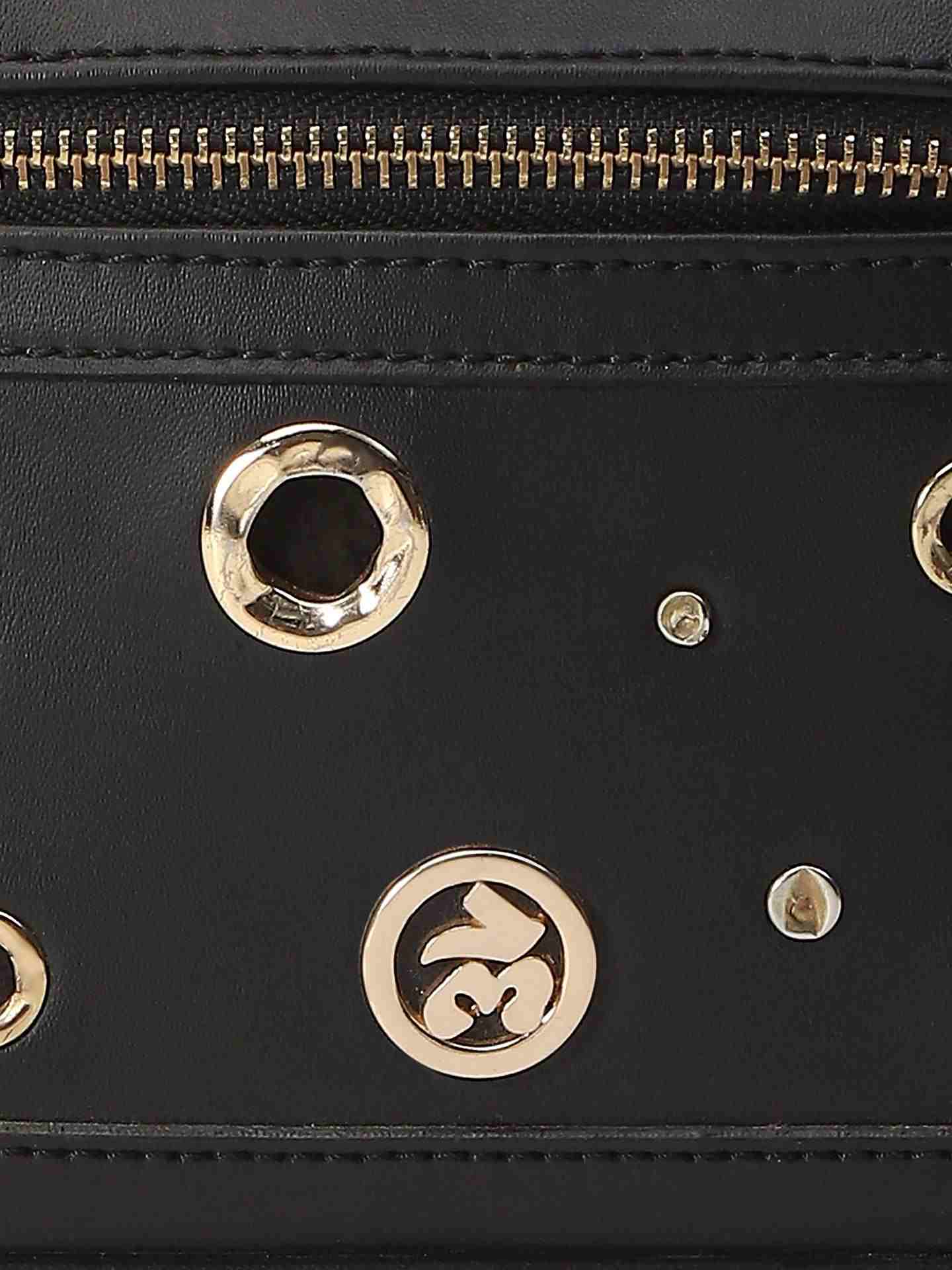 Black Saeroyi Sling Bag