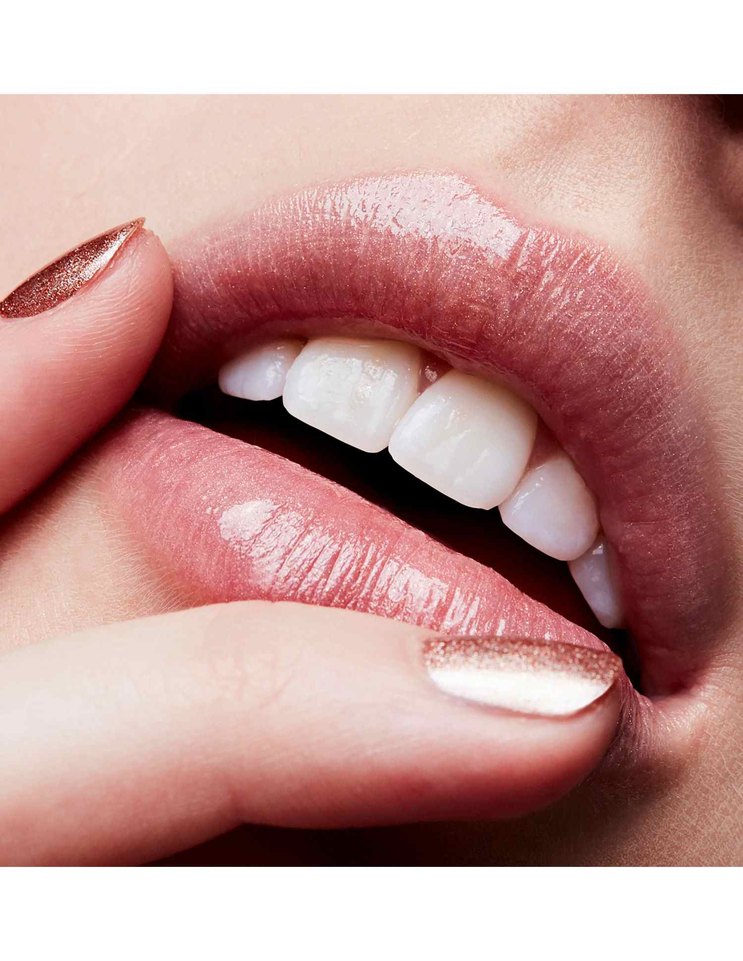 Mini Mac Lipglass • Oyster Girl