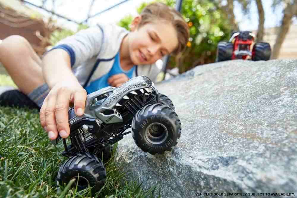 https://cdn.fynd.com/v2/falling-surf-7c8bb8/fyprod/wrkr/products/pictures/item/free/original/monster-truck/FYJ83/4/B8nh0rbaYr-887266_5.jpg