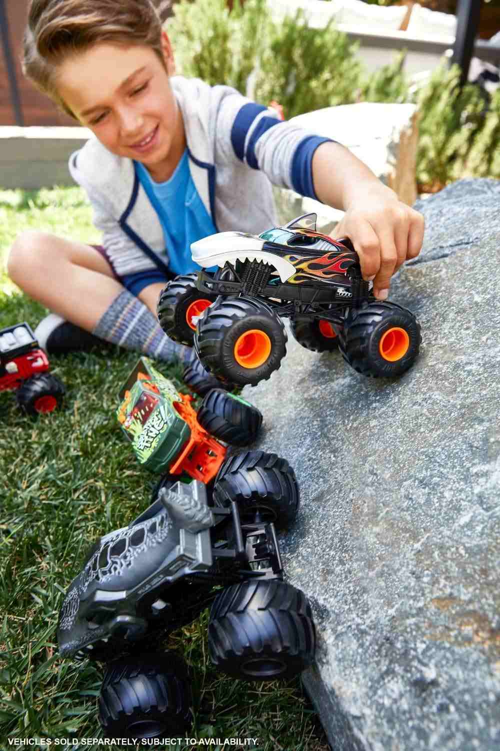 https://cdn.fynd.com/v2/falling-surf-7c8bb8/fyprod/wrkr/products/pictures/item/free/original/monster-truck/FYJ83/7/N-4UpX9OKP-887266_9.jpg