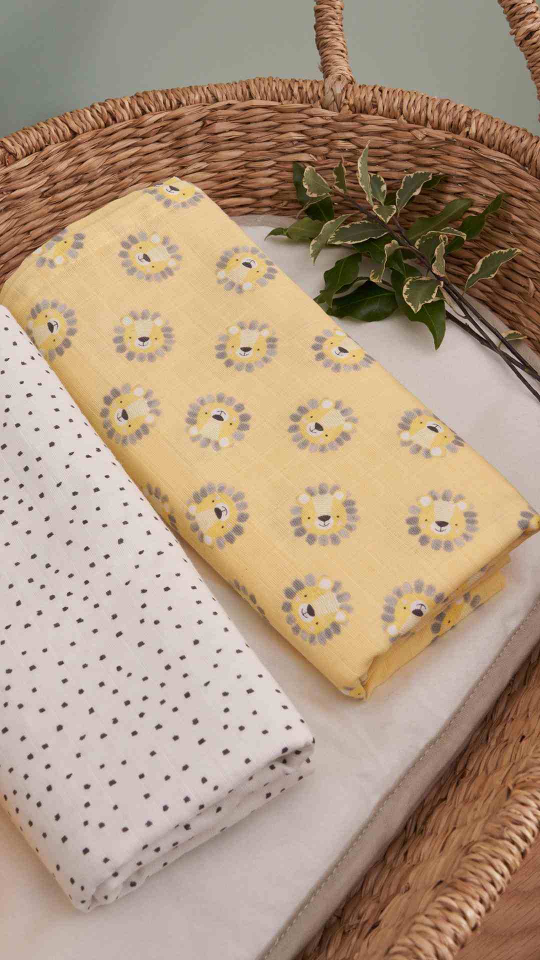 https://cdn.fynd.com/v2/falling-surf-7c8bb8/fyprod/wrkr/products/pictures/item/free/original/mothercare/EA237/4/SNOkuQxfyu-492863452_5.jpg