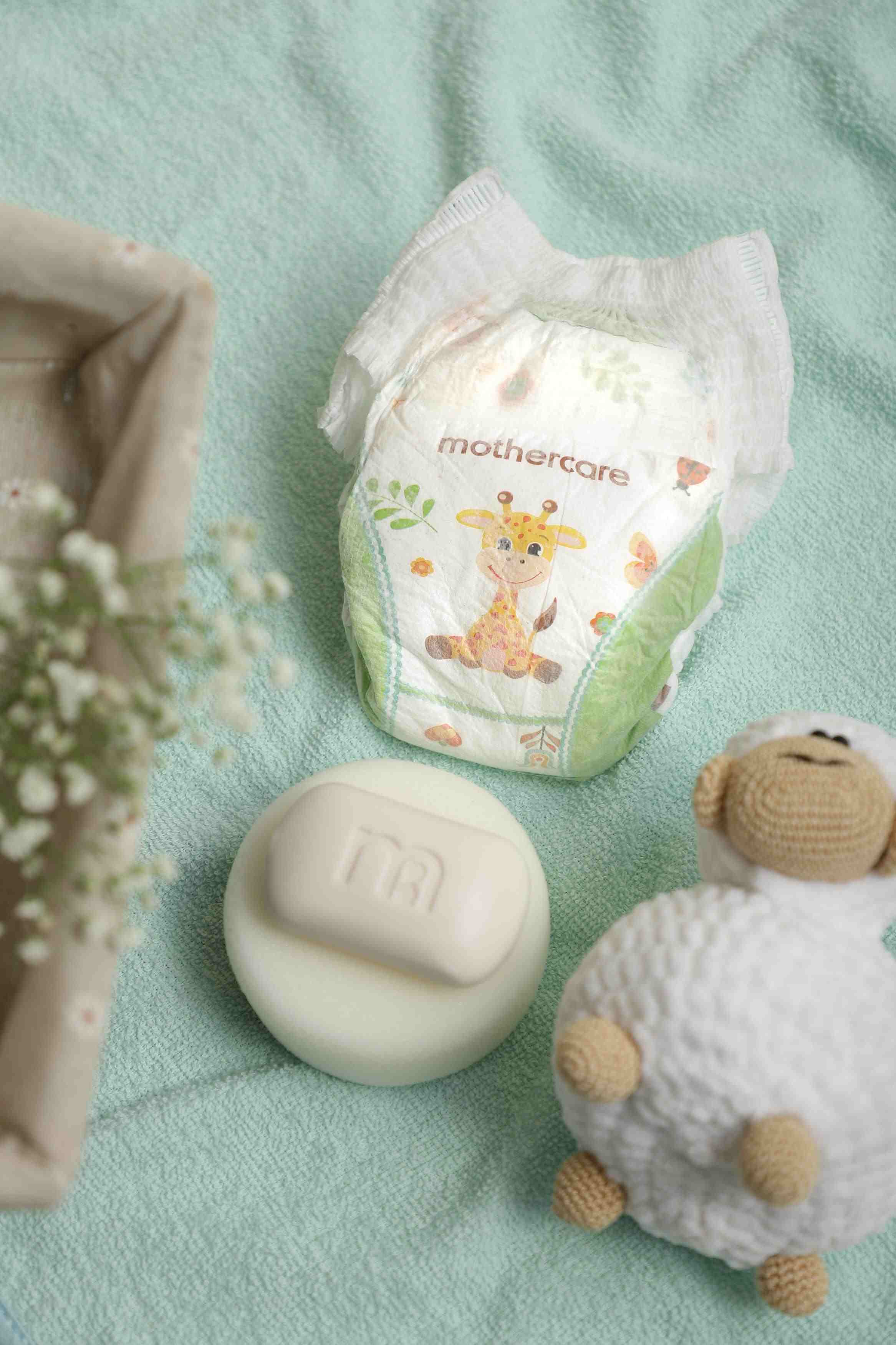 https://cdn.fynd.com/v2/falling-surf-7c8bb8/fyprod/wrkr/products/pictures/item/free/original/mothercare/MC-DIAPER-S-P54/7/xmqZEa1K73-491453360_8.jpg