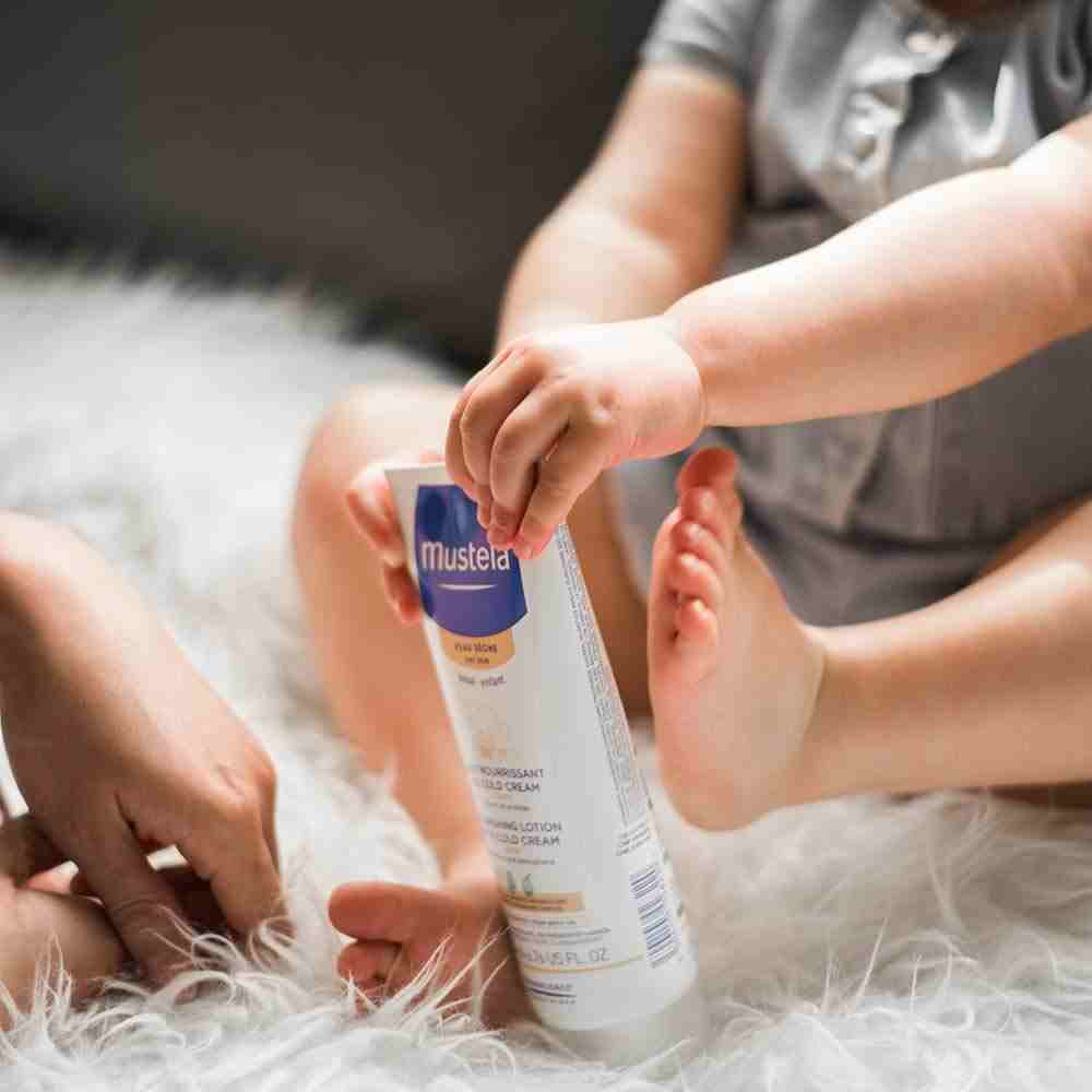 https://cdn.fynd.com/v2/falling-surf-7c8bb8/fyprod/wrkr/products/pictures/item/free/original/mustela/8703225/6/_O8l9v7PO0-8703225-7.jpg