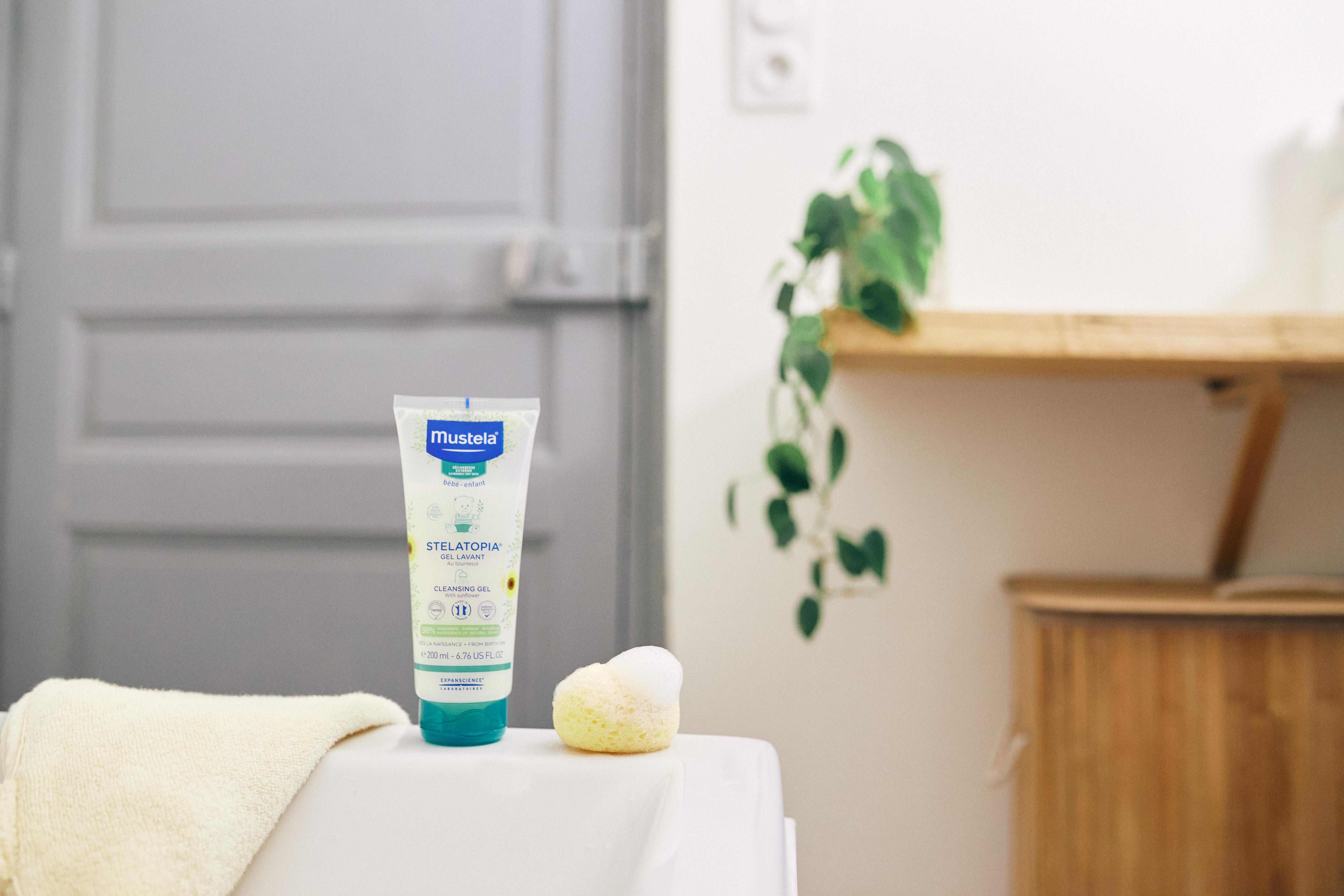 https://cdn.fynd.com/v2/falling-surf-7c8bb8/fyprod/wrkr/products/pictures/item/free/original/mustela/8703362/7/H1v49mTKBy-492410666_7.jpg