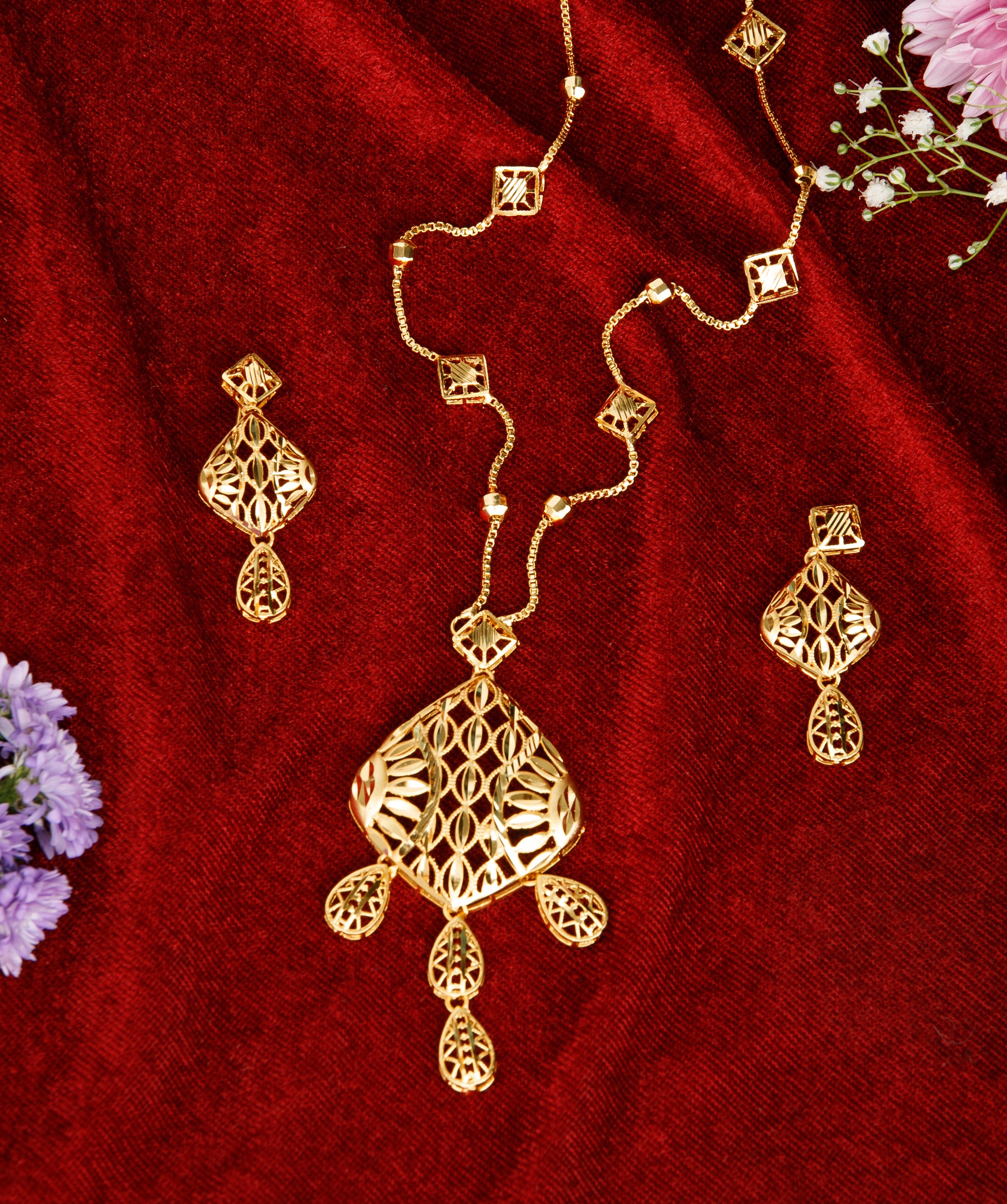 The Nila Gold Plated Pendant Chain Set