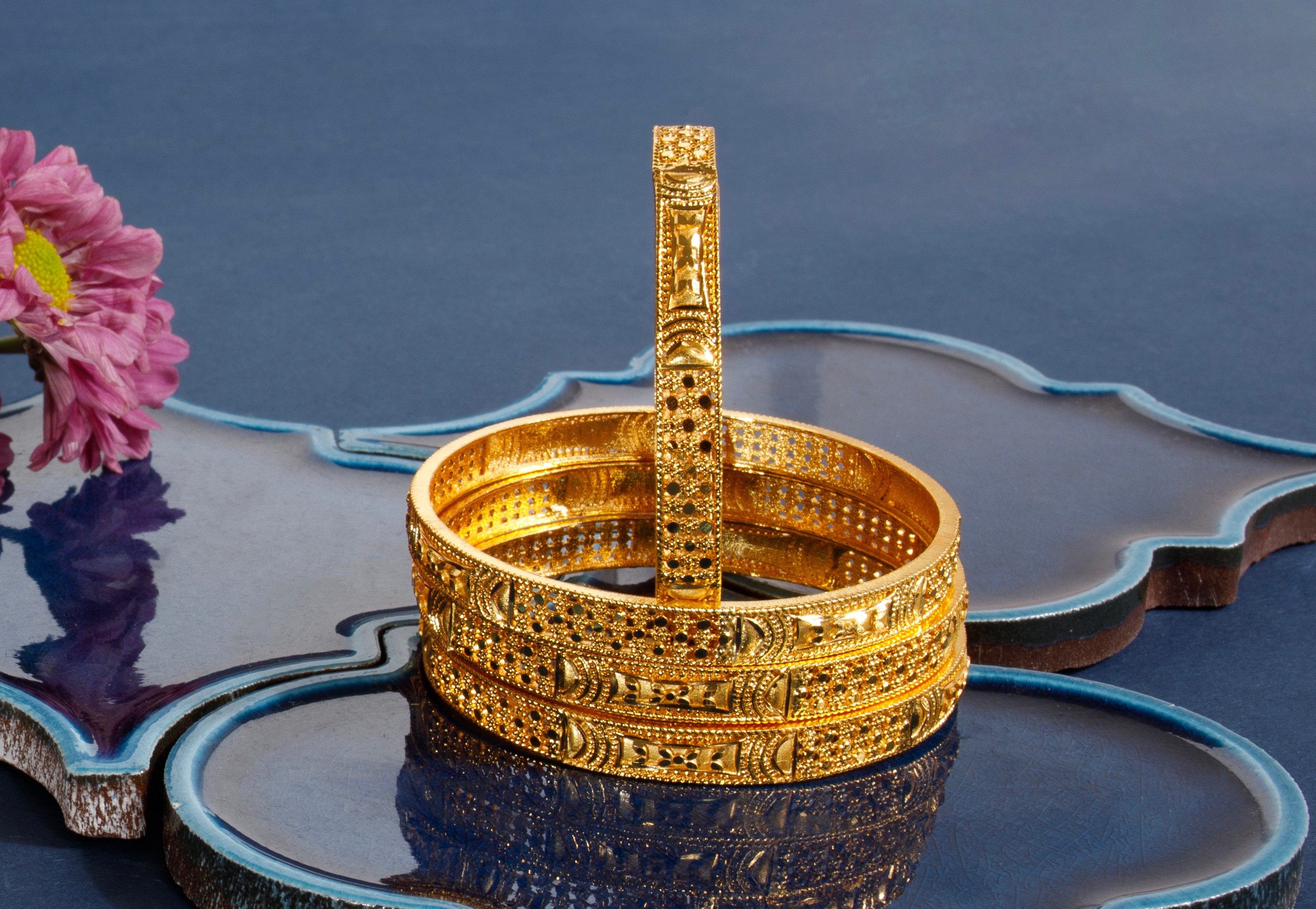 The Nila Gold Forming Plain Bangles