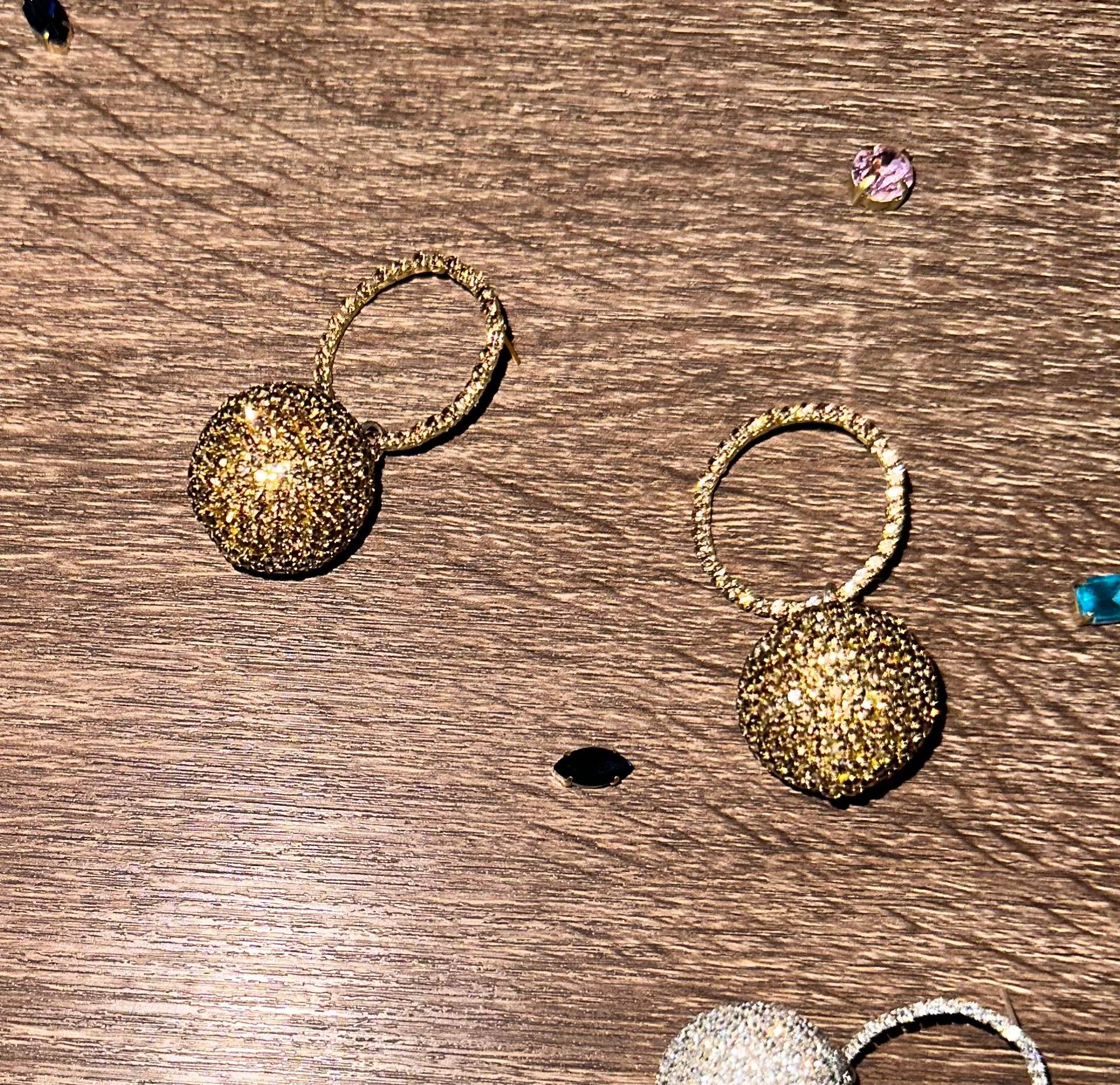 Saturn rings: Golden disco with ring
