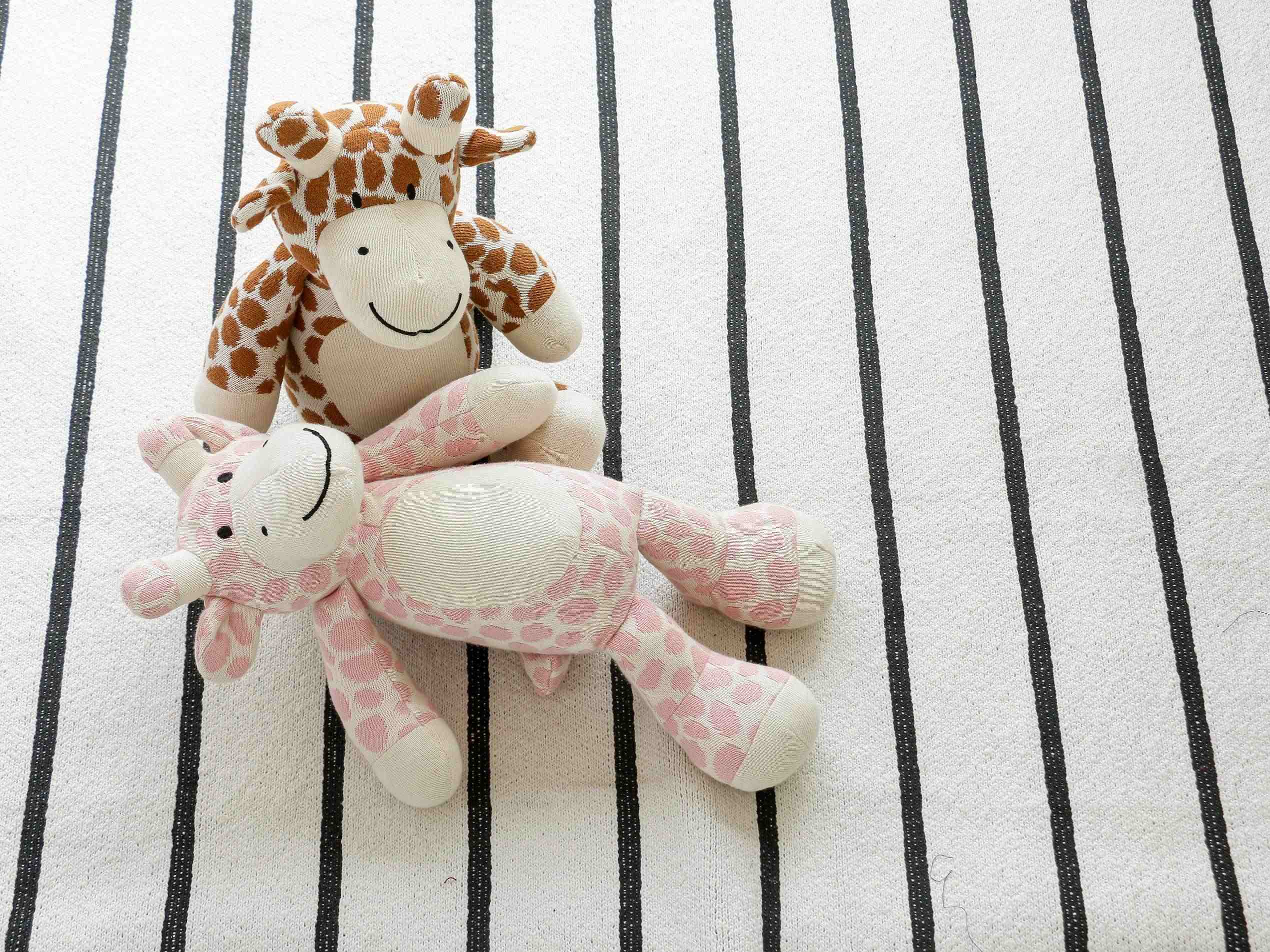 https://cdn.fynd.com/v2/falling-surf-7c8bb8/fyprod/wrkr/products/pictures/item/free/original/pluchi/STLG009/5/WCWJ4YlN_d-493659380-6.jpg