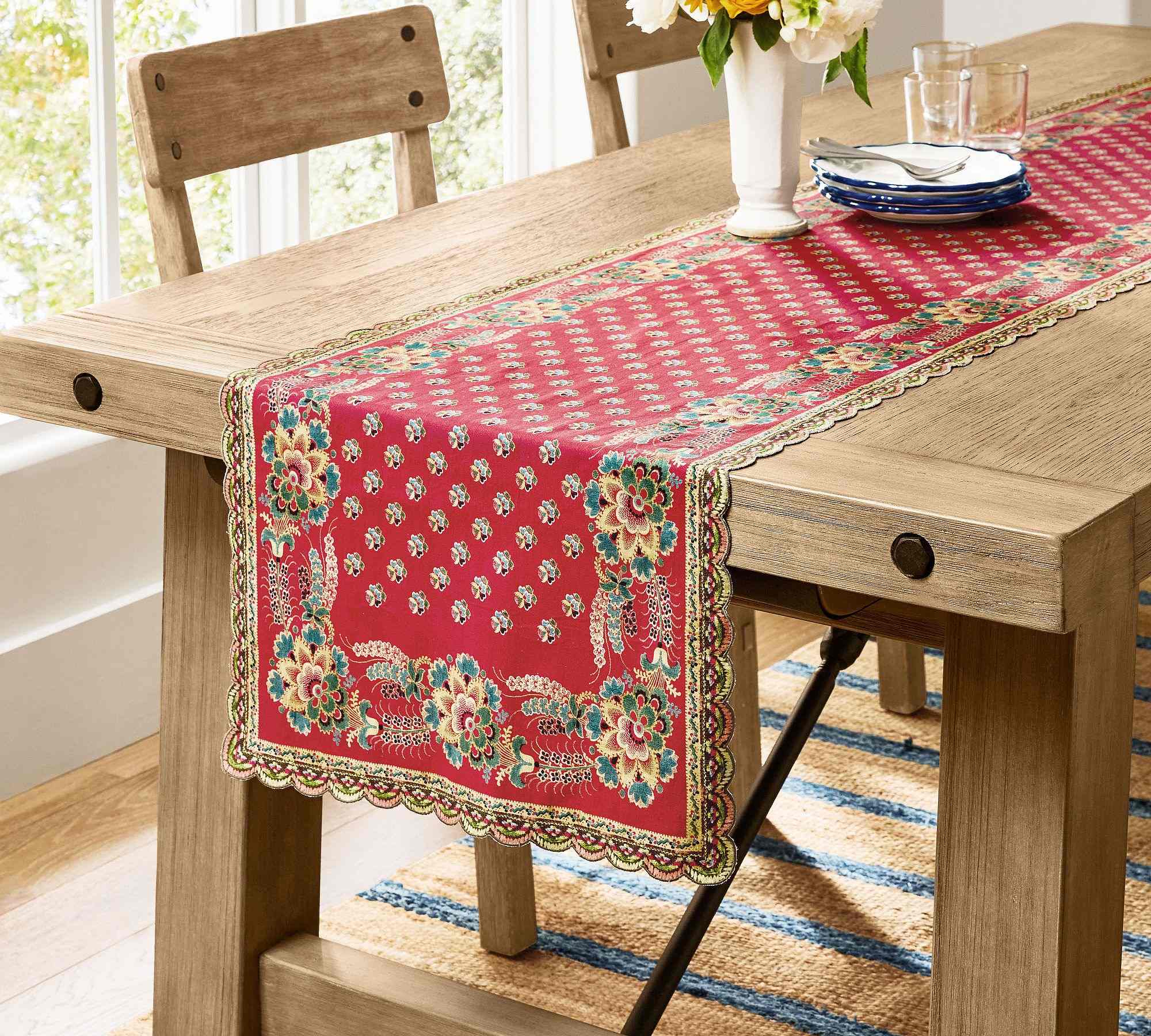 Adda Scalloped Cotton Table Runner