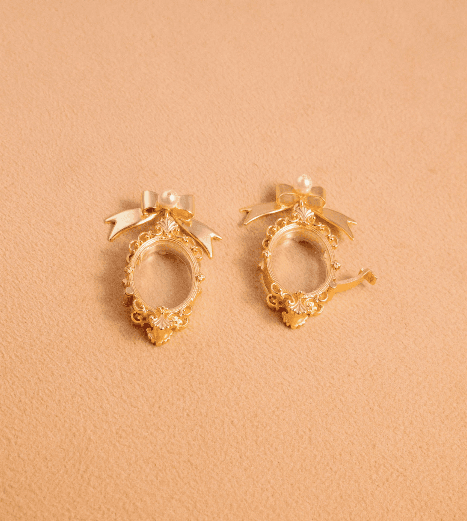 Treasure bow studs
