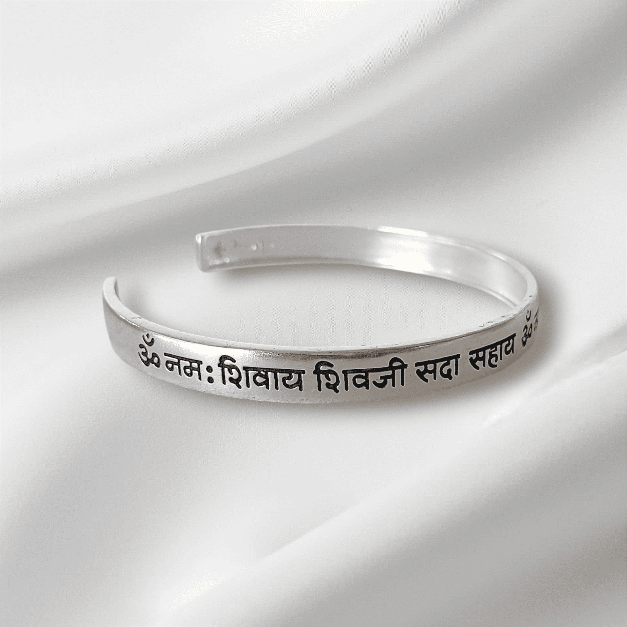 92.7 Silver Guruji Mantra Kada Male