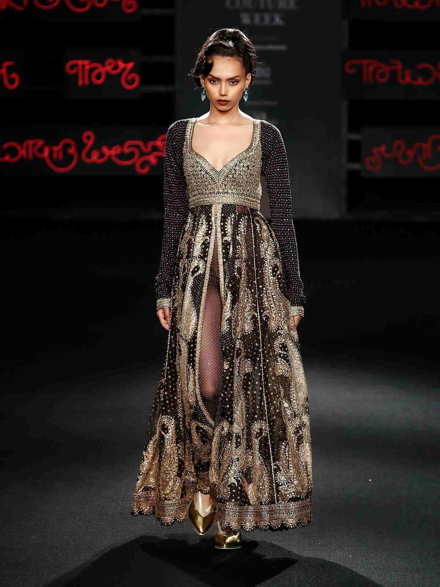 Black  Beige Dancing Paisley Ensemble