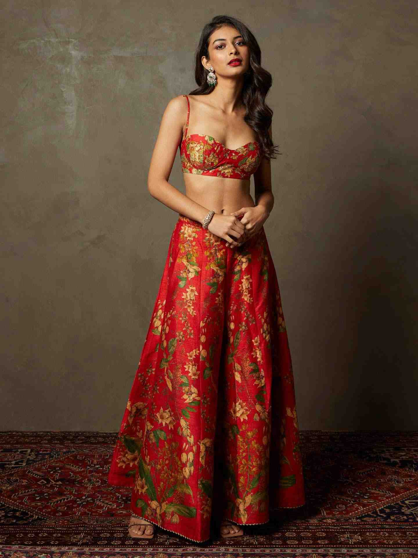 Red & Beige Water Lily Ensemble