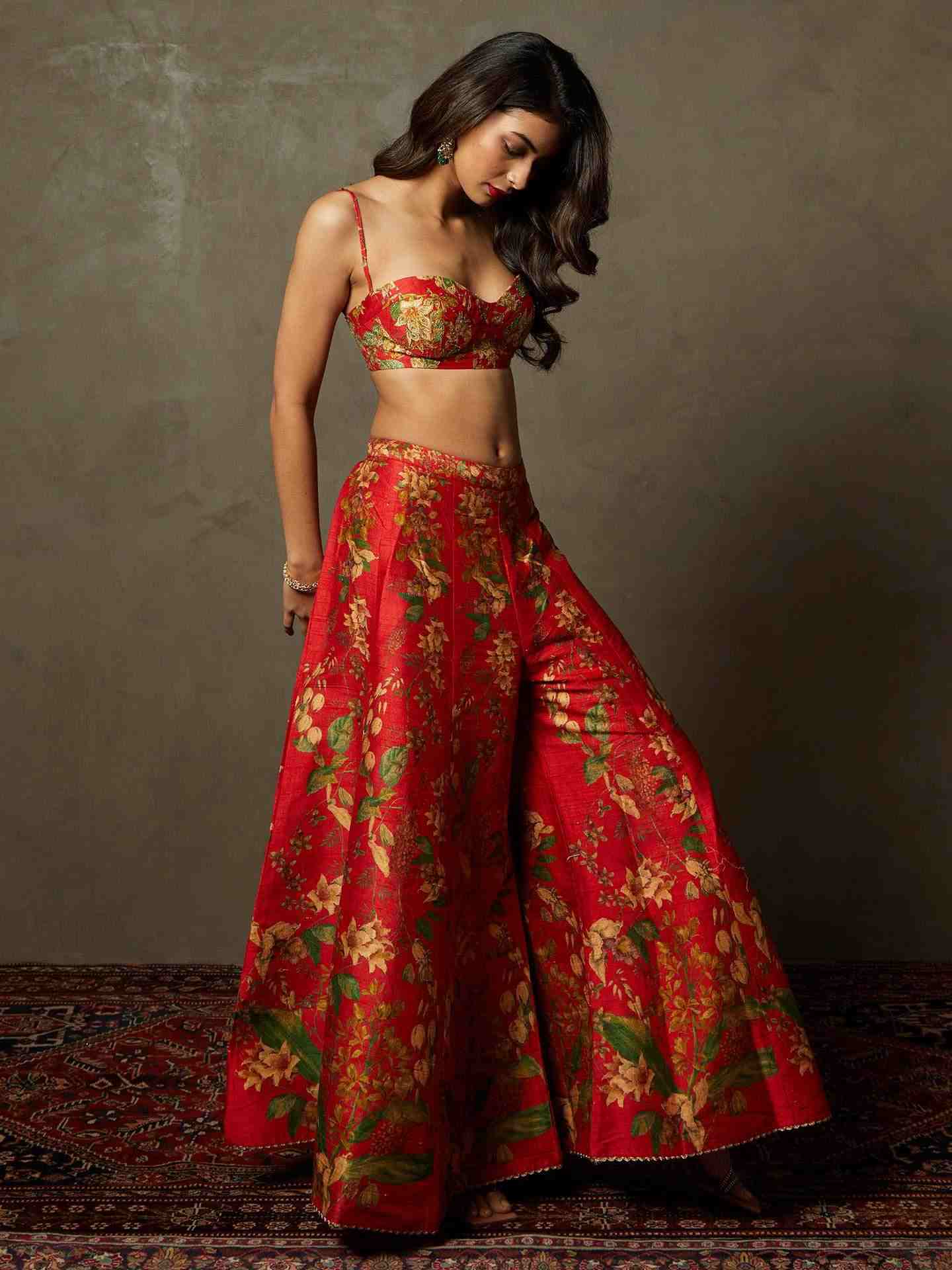 Red & Beige Water Lily Ensemble
