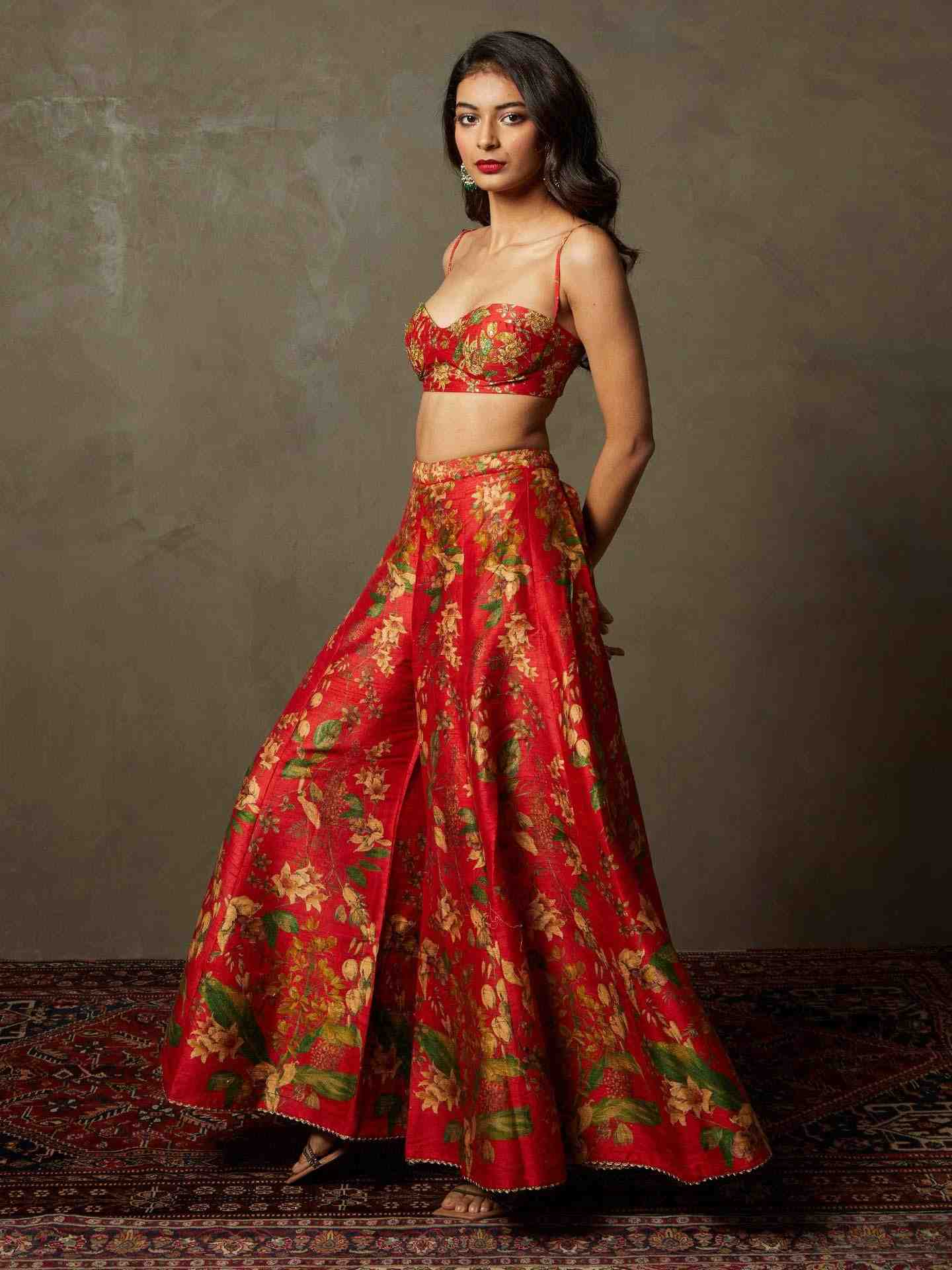 Red & Beige Water Lily Ensemble