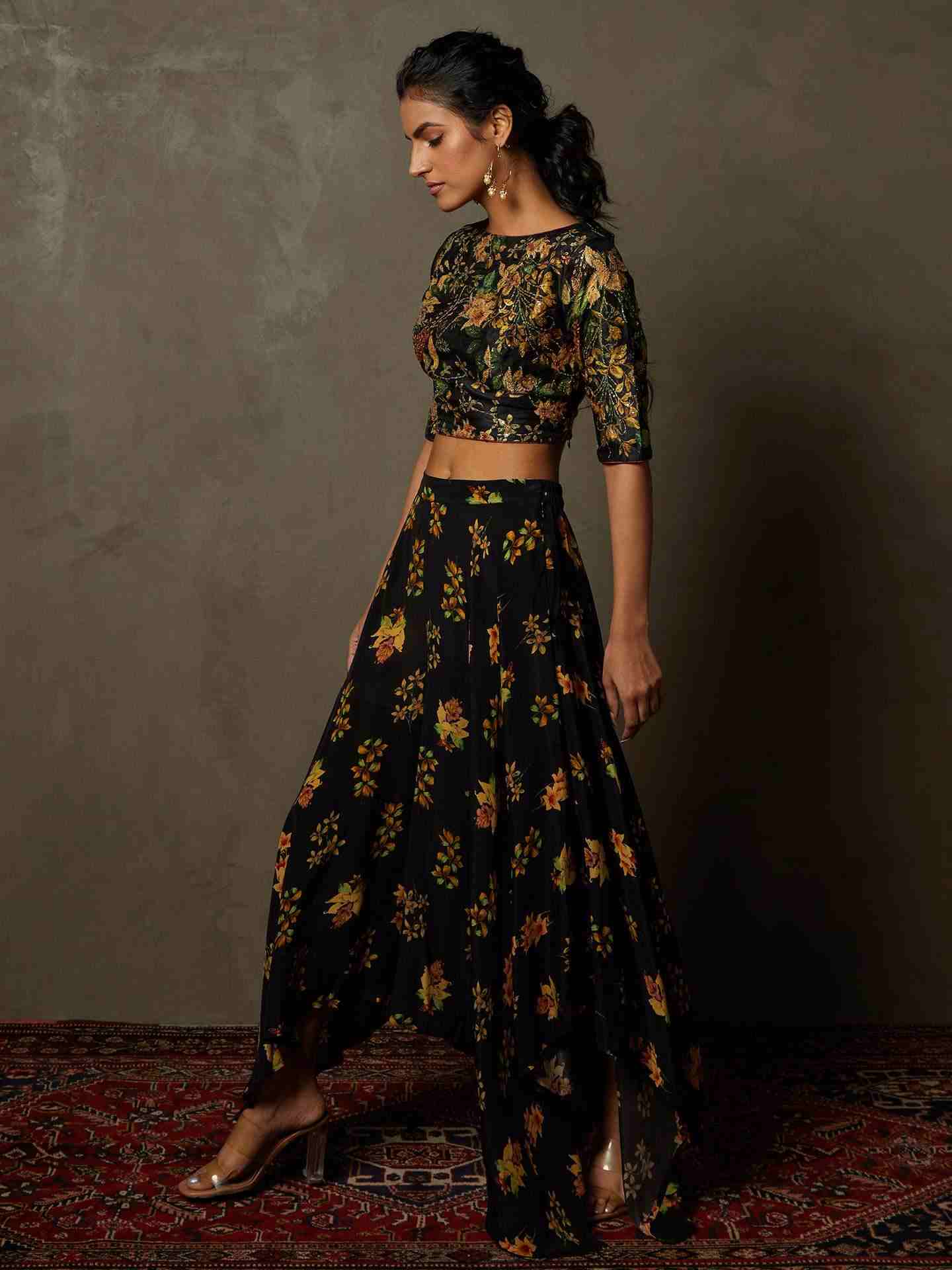 Black & Beige Water Lily Floral Ensemble