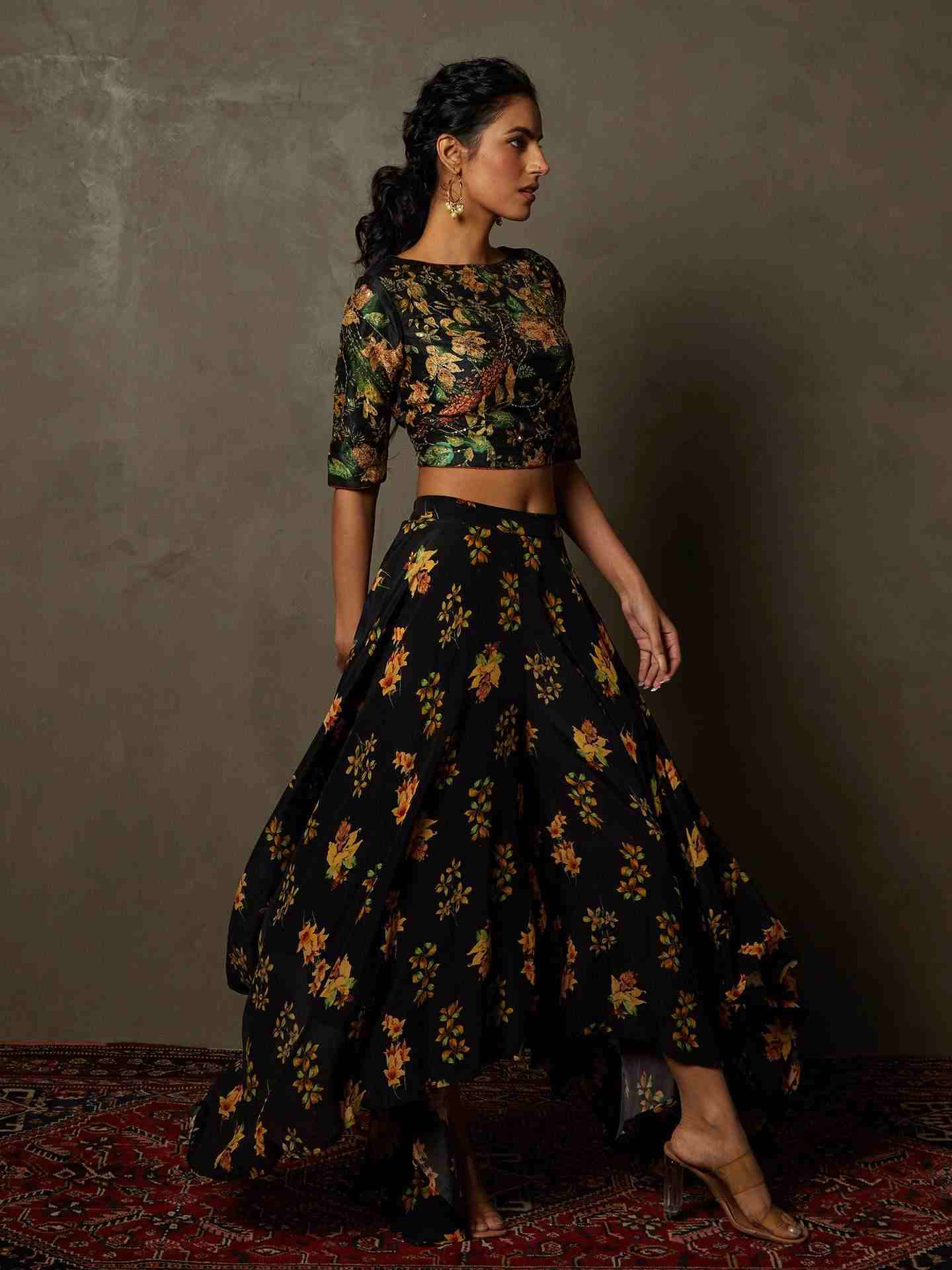 Black & Beige Water Lily Floral Ensemble