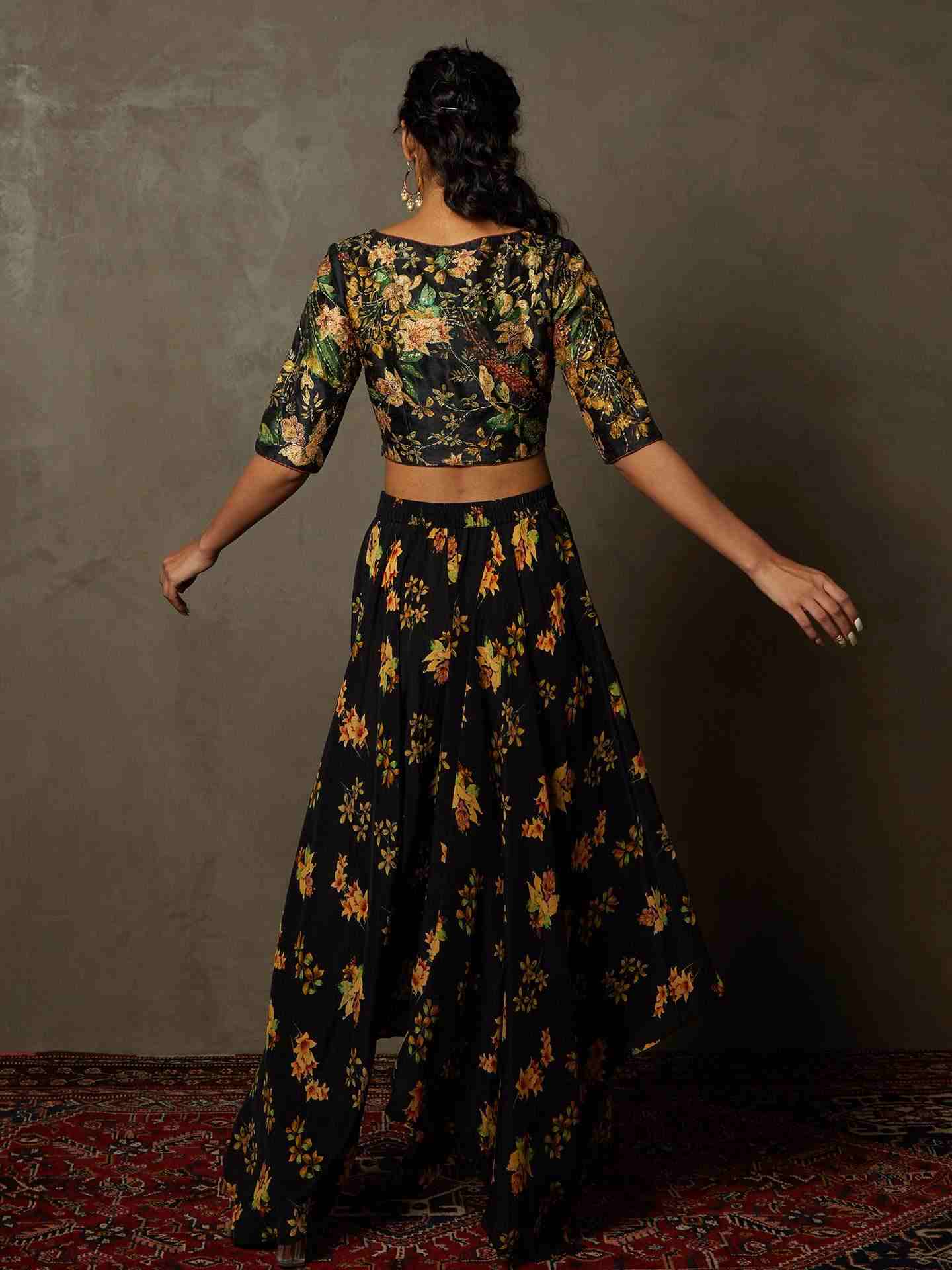 Black & Beige Water Lily Floral Ensemble