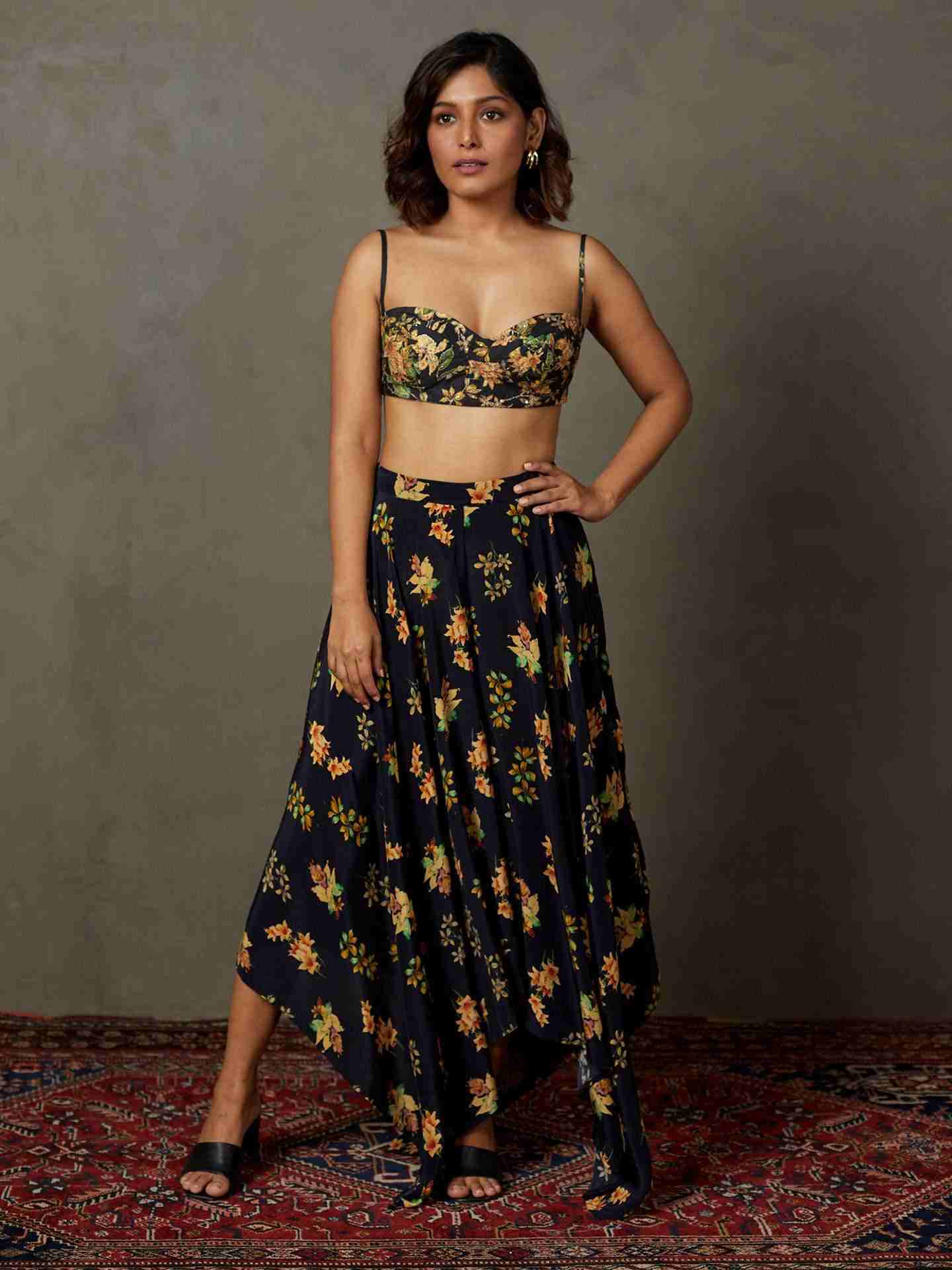 Black & Beige Water Lily Ensemble