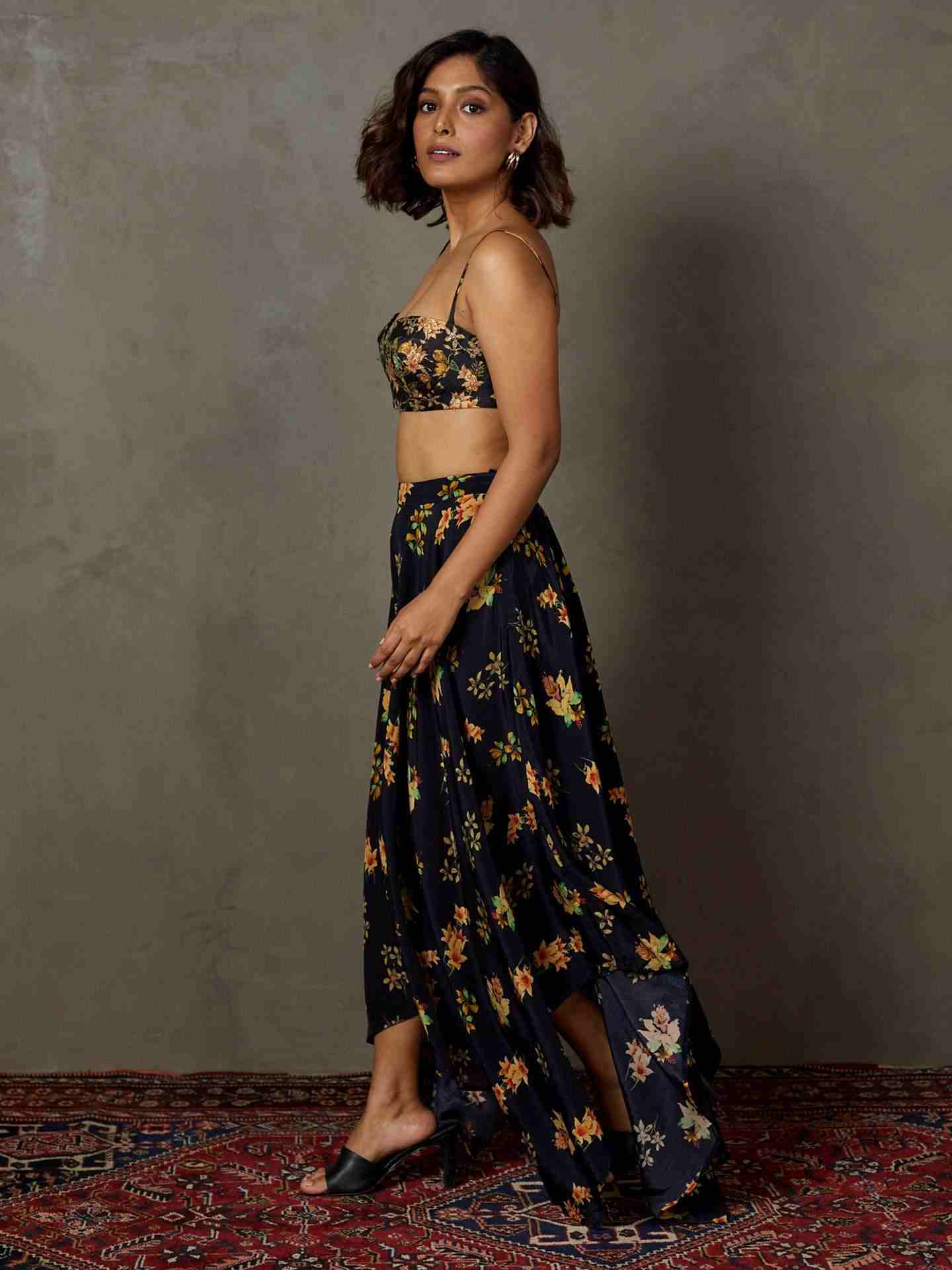 Black & Beige Water Lily Ensemble